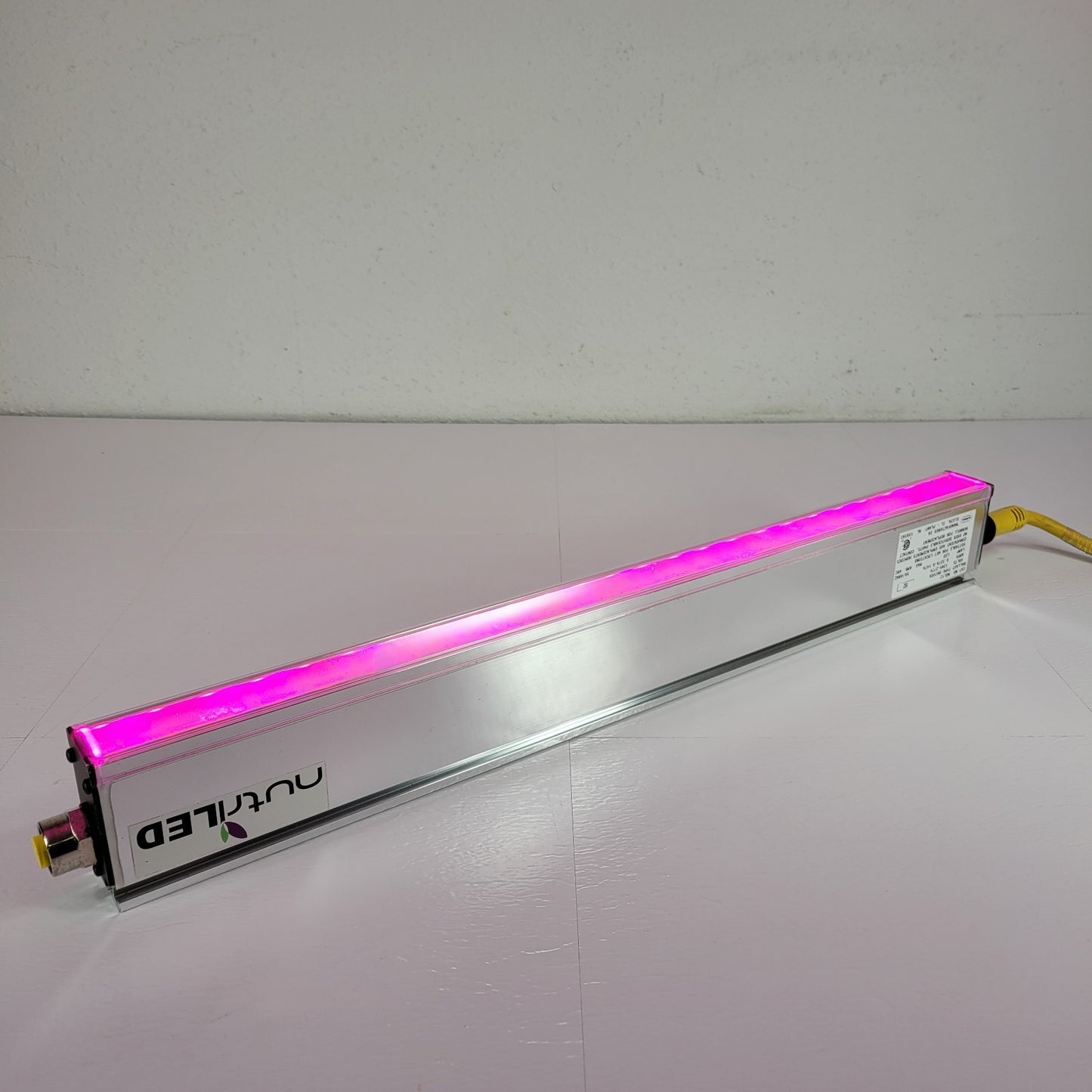 TESTED Hubbell NutriLED NGL12 24" LED Horticultural Grow Light 31W 2:1 R:B