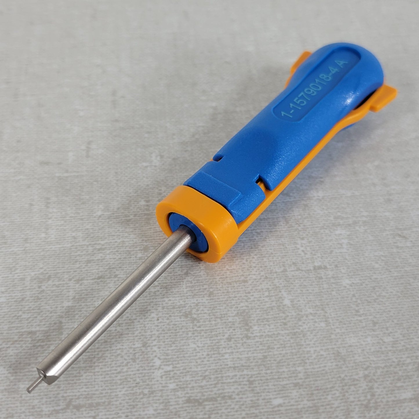 TE Connectivity AMP 1-1579018-4 MQS Contact Extraction Tool Blue
