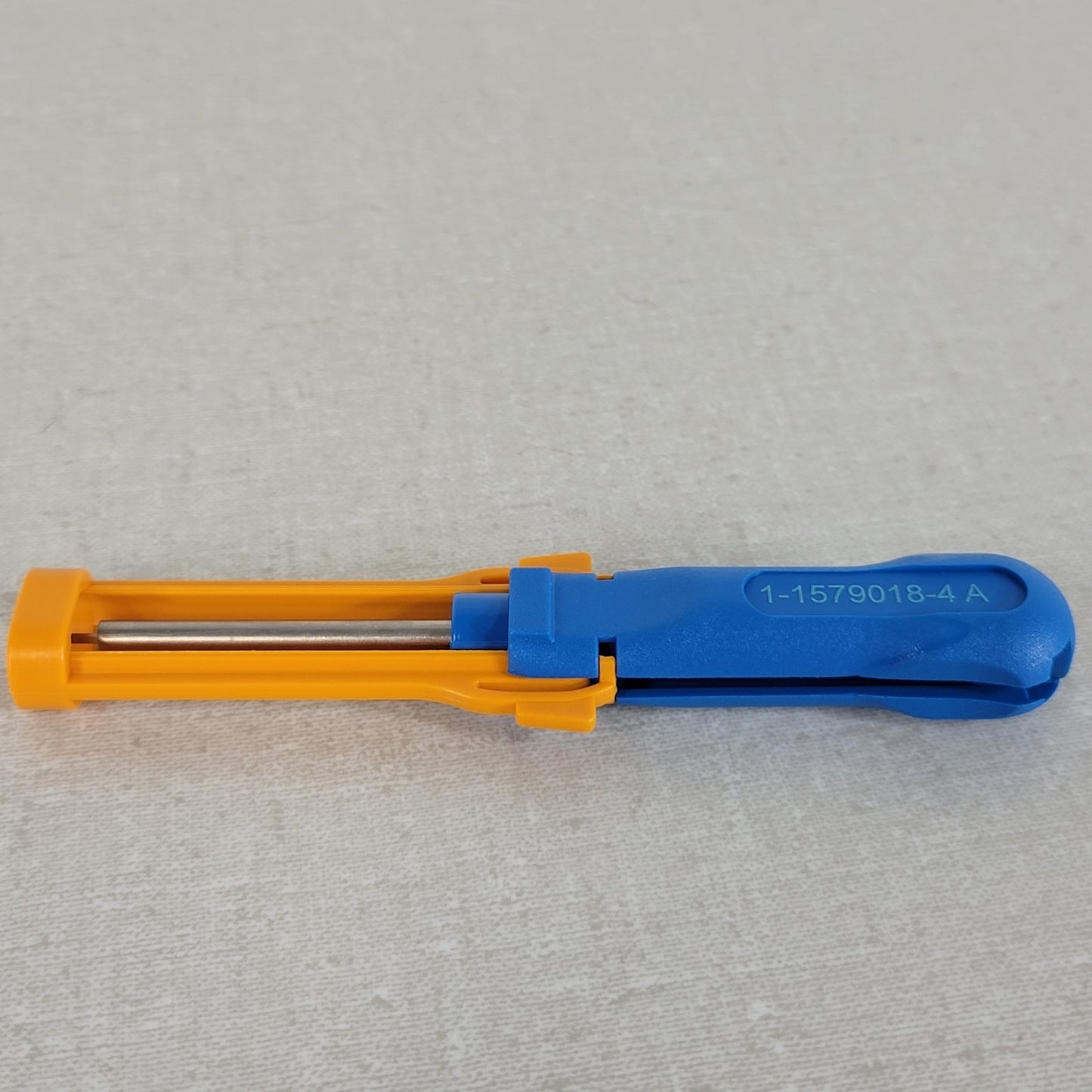 TE Connectivity AMP 1-1579018-4 MQS Contact Extraction Tool Blue