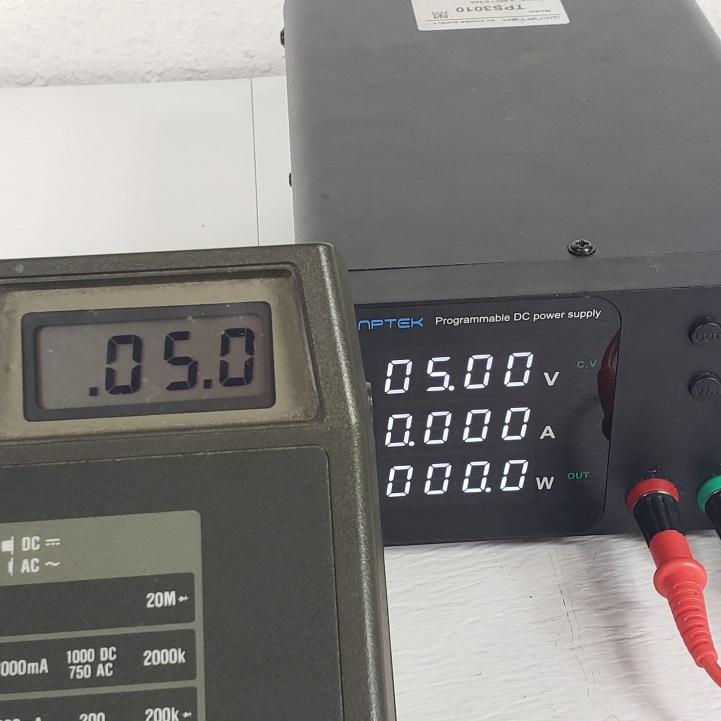 TESTED Fluke D800 Digital Multimeter DMM 500V 2A w/ Original Test Probes