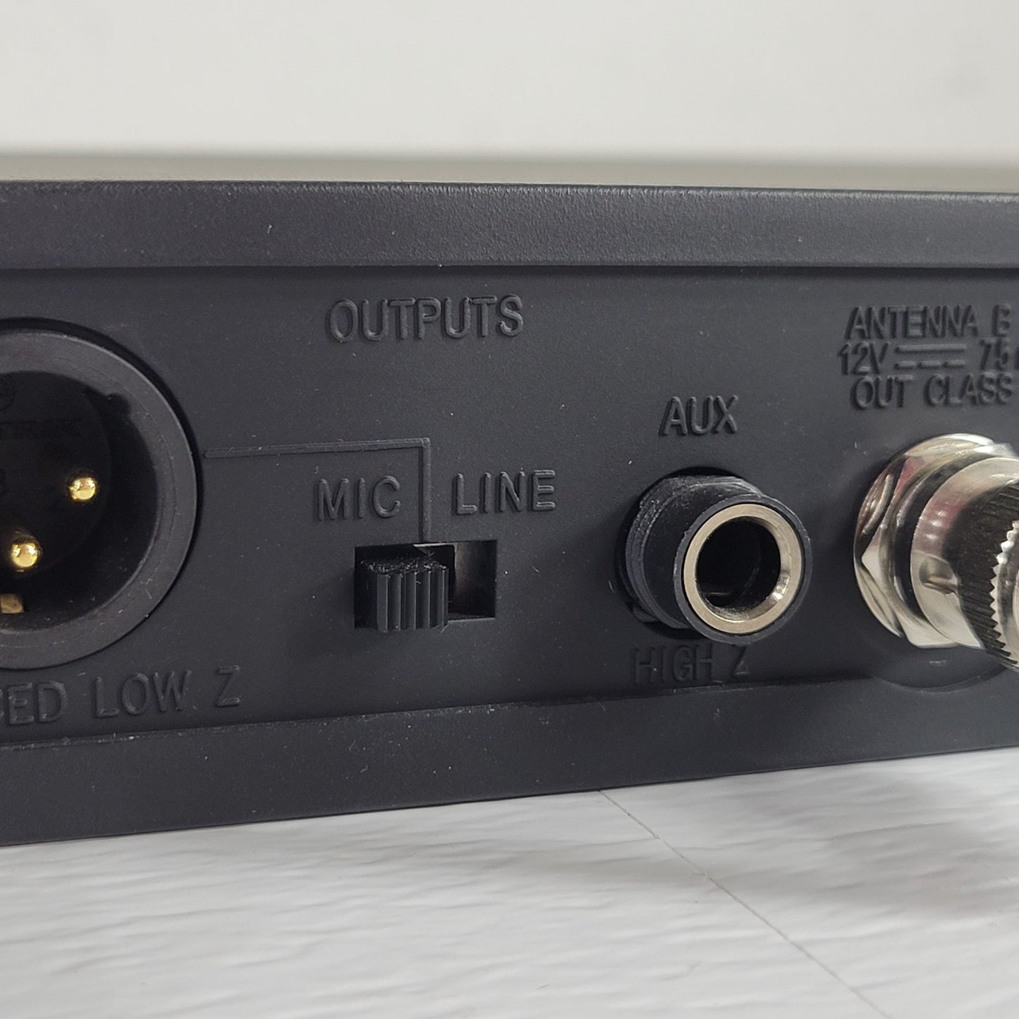 SHURE ULXS4 Receiver and Power Supply, ULX1 J1 Wireless Transmitter 554-590 MHz
