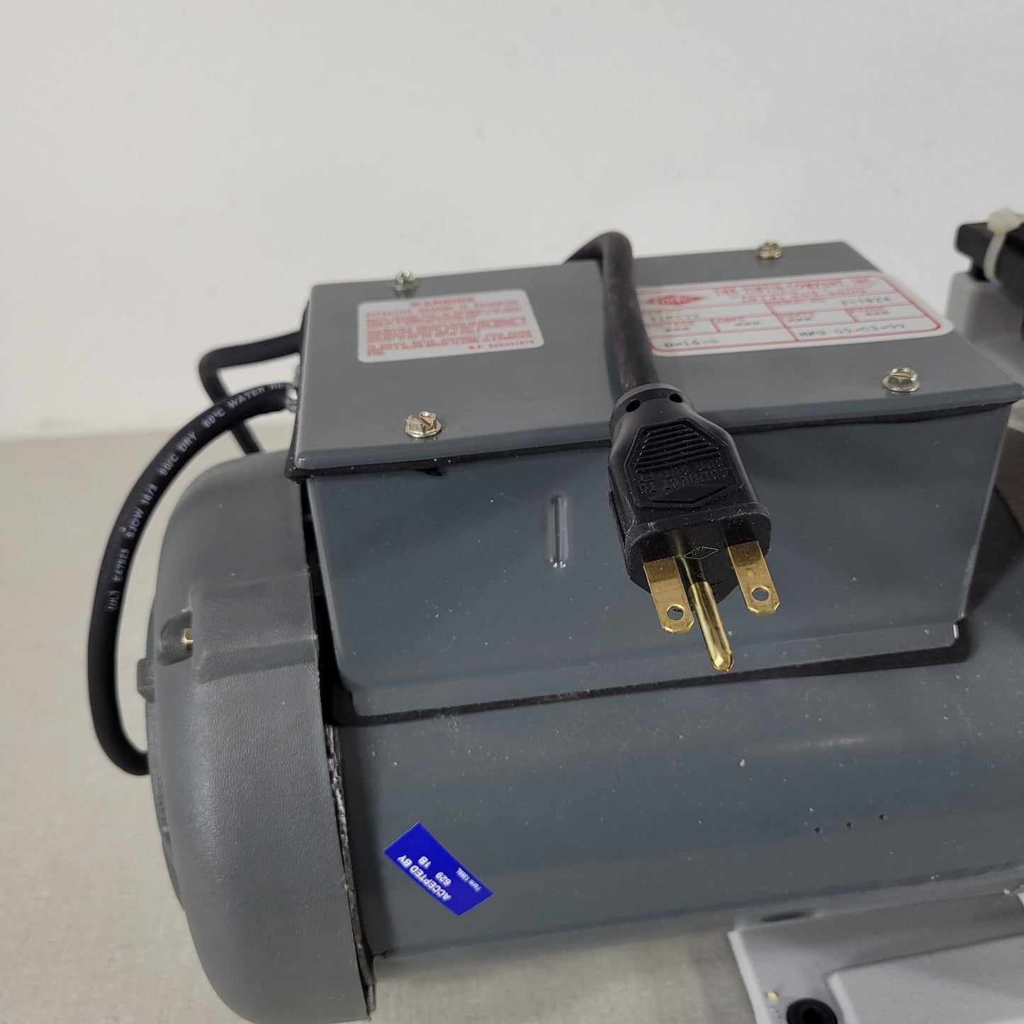 NOS Leybold TRIVAC D16B Rotary Vane Vacuum Pump 898698 KF25 NW25 w/ Accessories