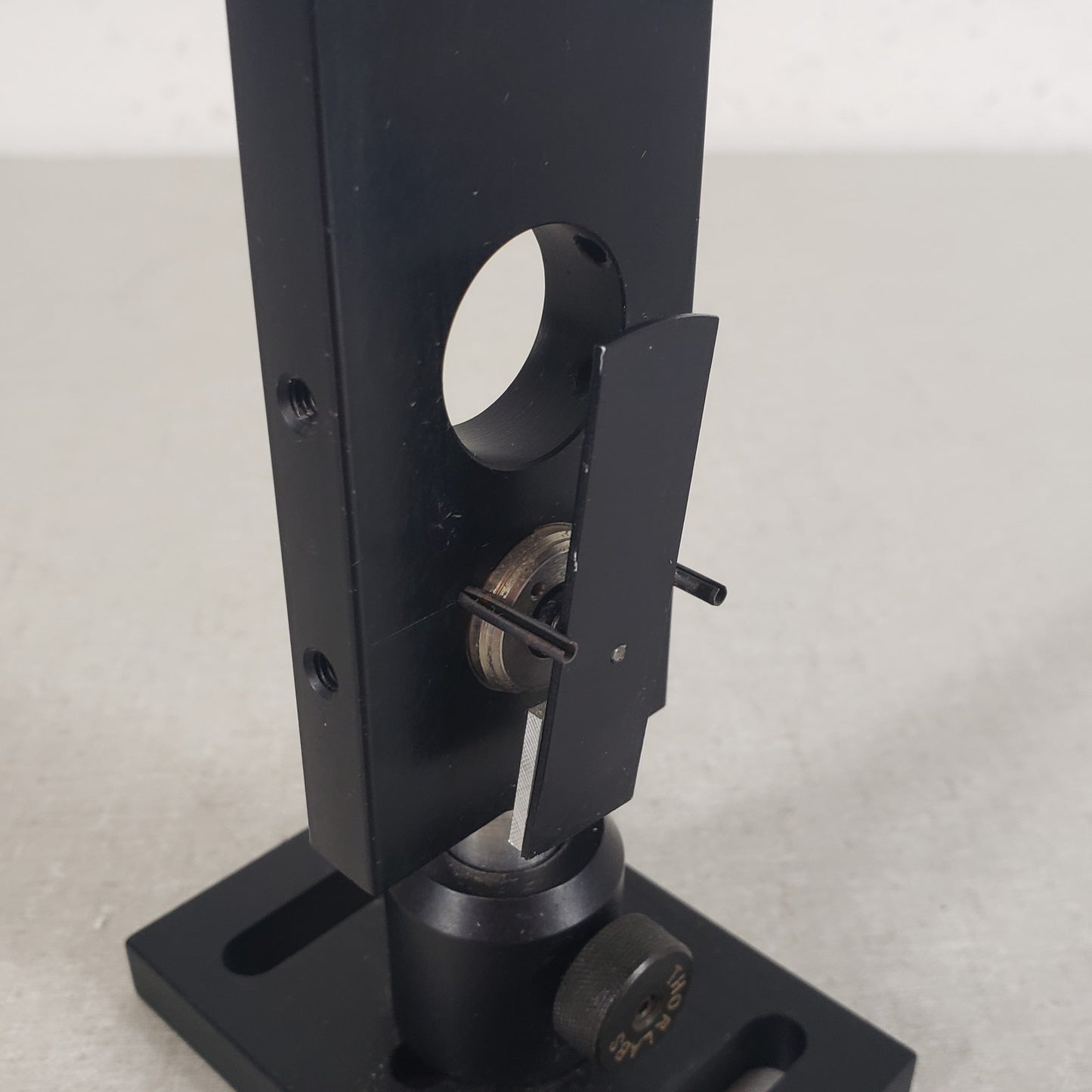 Thorlabs Manual Optical Beam Shutter Laser Beam Blocker with Adjustable Base