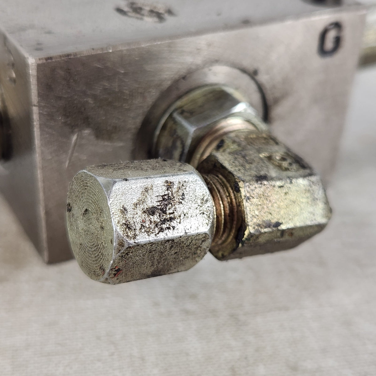 Sauer Danfoss FV-6167 Vermeer Pressure Gauge Shuttle Valve Manifold Untested