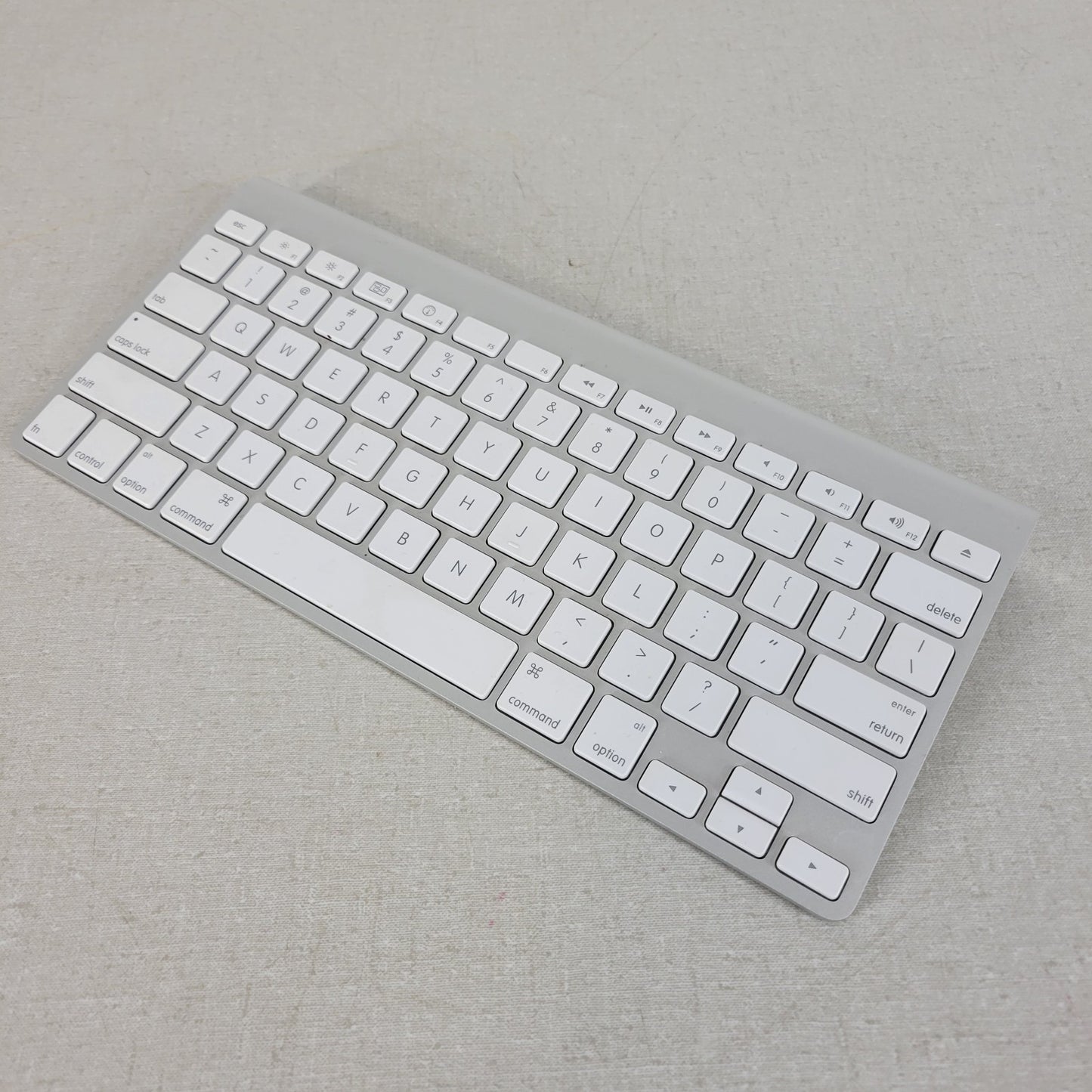 APPLE MC184LL/B A1314 Wireless Bluetooth Keyboard, Aluminum Build, White