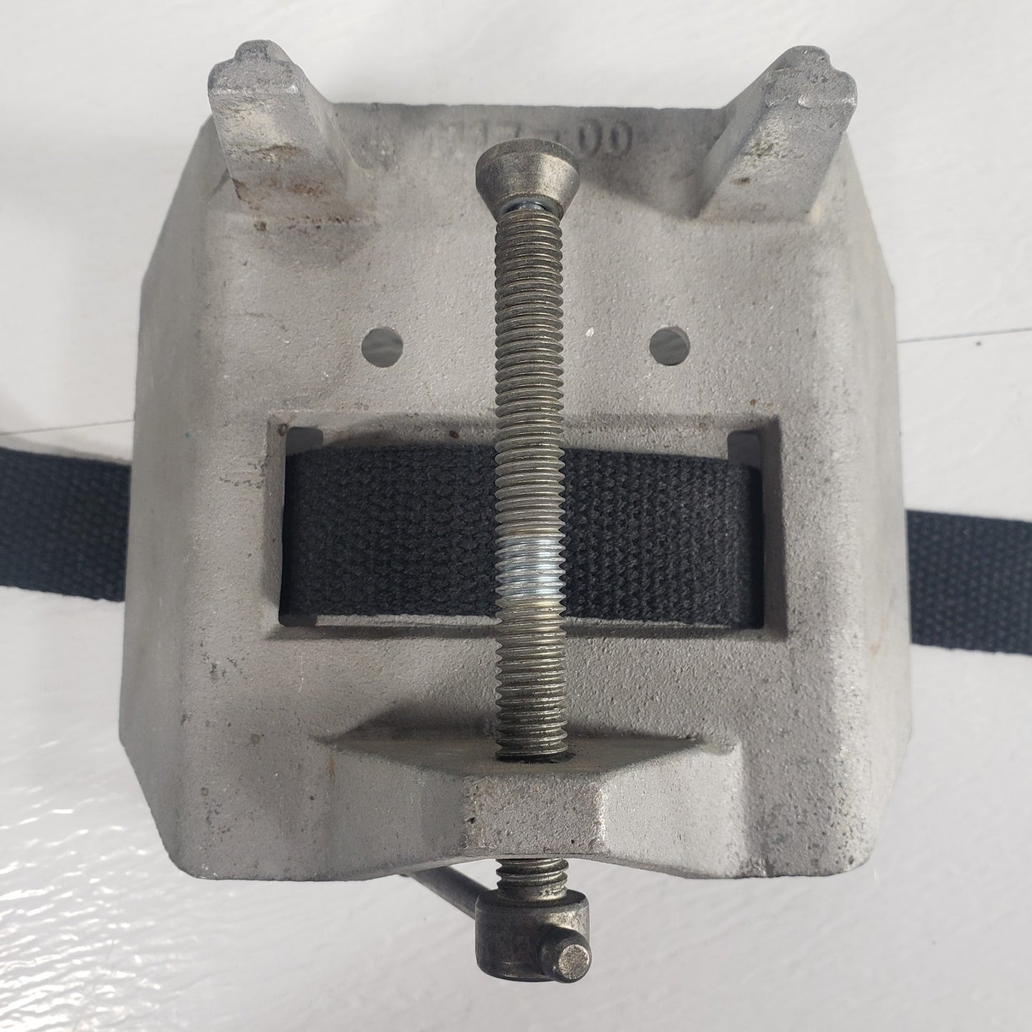 OHAUS 9014-00 Gas Cylinder Clamp Holder Bench Lab Tank Bracket w/ Strap