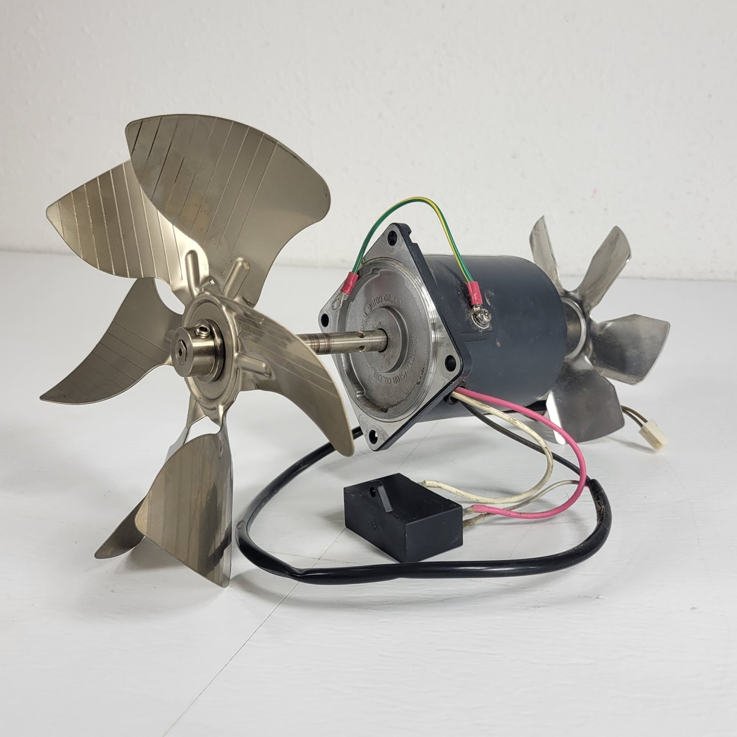 Oriental Motor Co 4IK25A-AW2-E4 Dual Induction Motor From a Shimadzu GC-2014