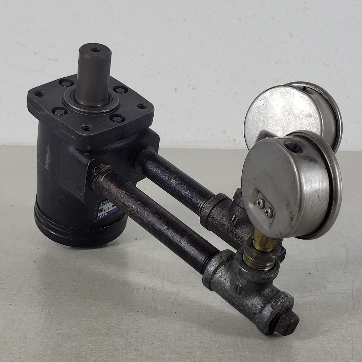 Eaton Char-Lynn 101-1001-009 Hydraulic Gerotor Motor w/ 2 Gauges UNTESTED