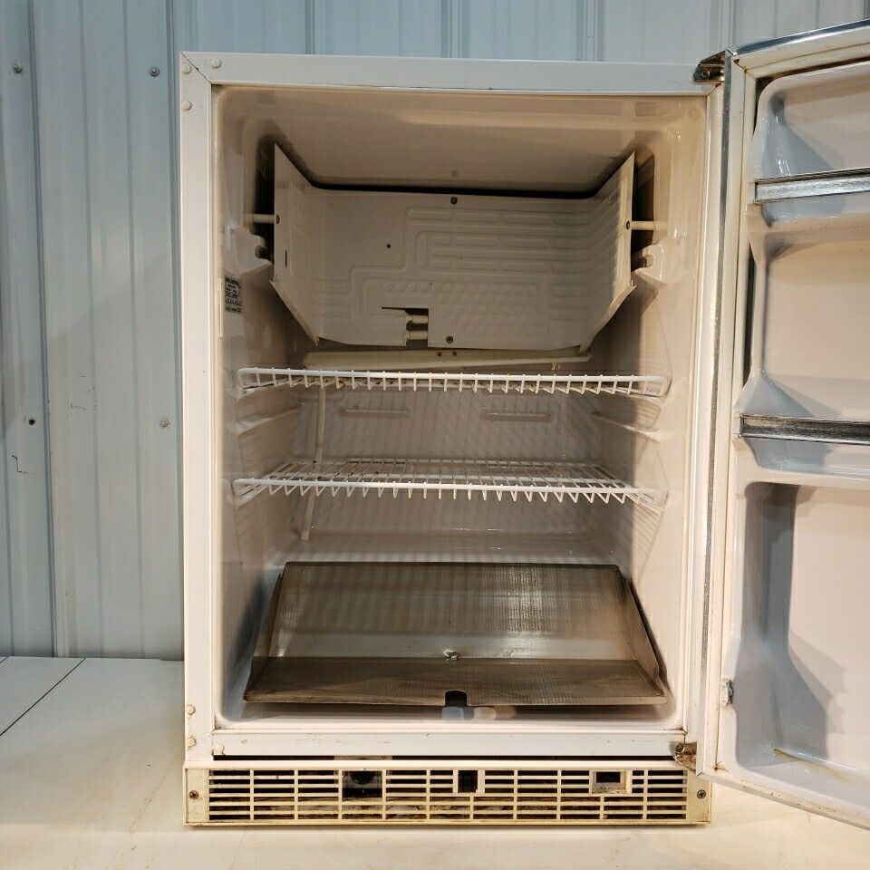 So-Low 6CAR7152 Refrigerator/Freezer Solid Door Undercounter