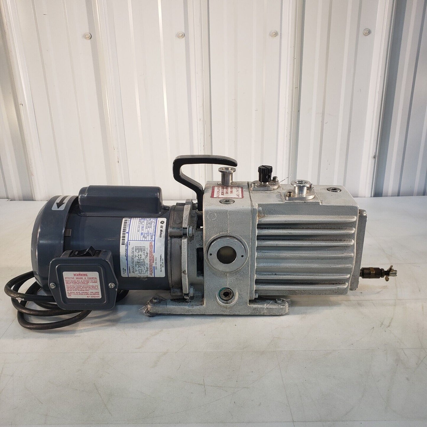 Leybold Heraeus Trivac D4A Vacuum Pump Pulls 15 mTorr, KF16 Inlet/Exhaust 115V