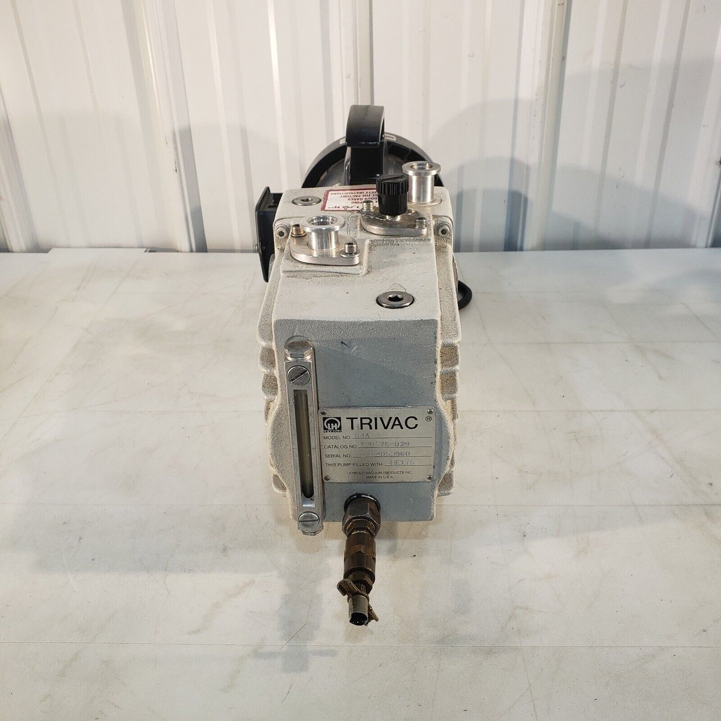 Leybold Heraeus Trivac D4A Vacuum Pump Pulls 15 mTorr, KF16 Inlet/Exhaust 115V