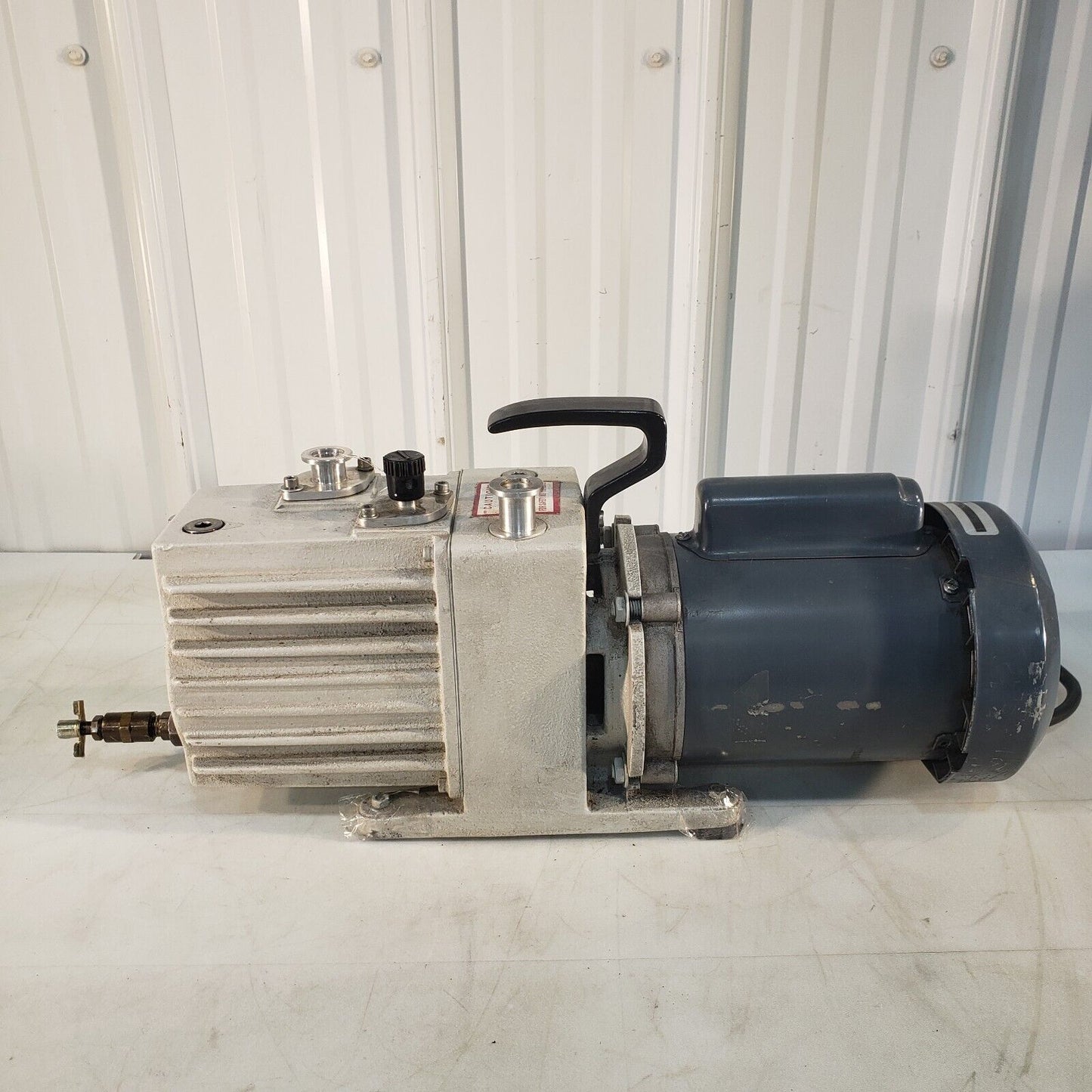 Leybold Heraeus Trivac D4A Vacuum Pump Pulls 15 mTorr, KF16 Inlet/Exhaust 115V