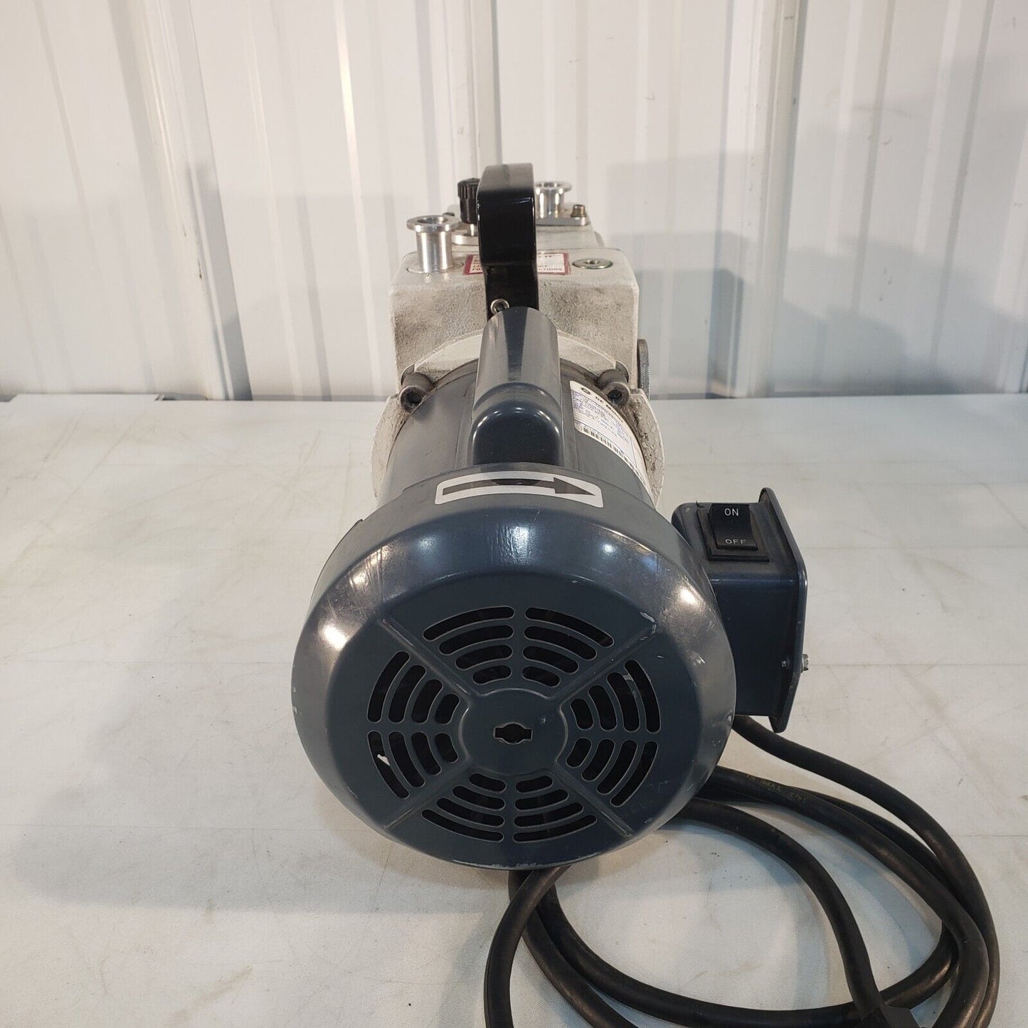 Leybold Heraeus Trivac D4A Vacuum Pump Pulls 15 mTorr, KF16 Inlet/Exhaust 115V