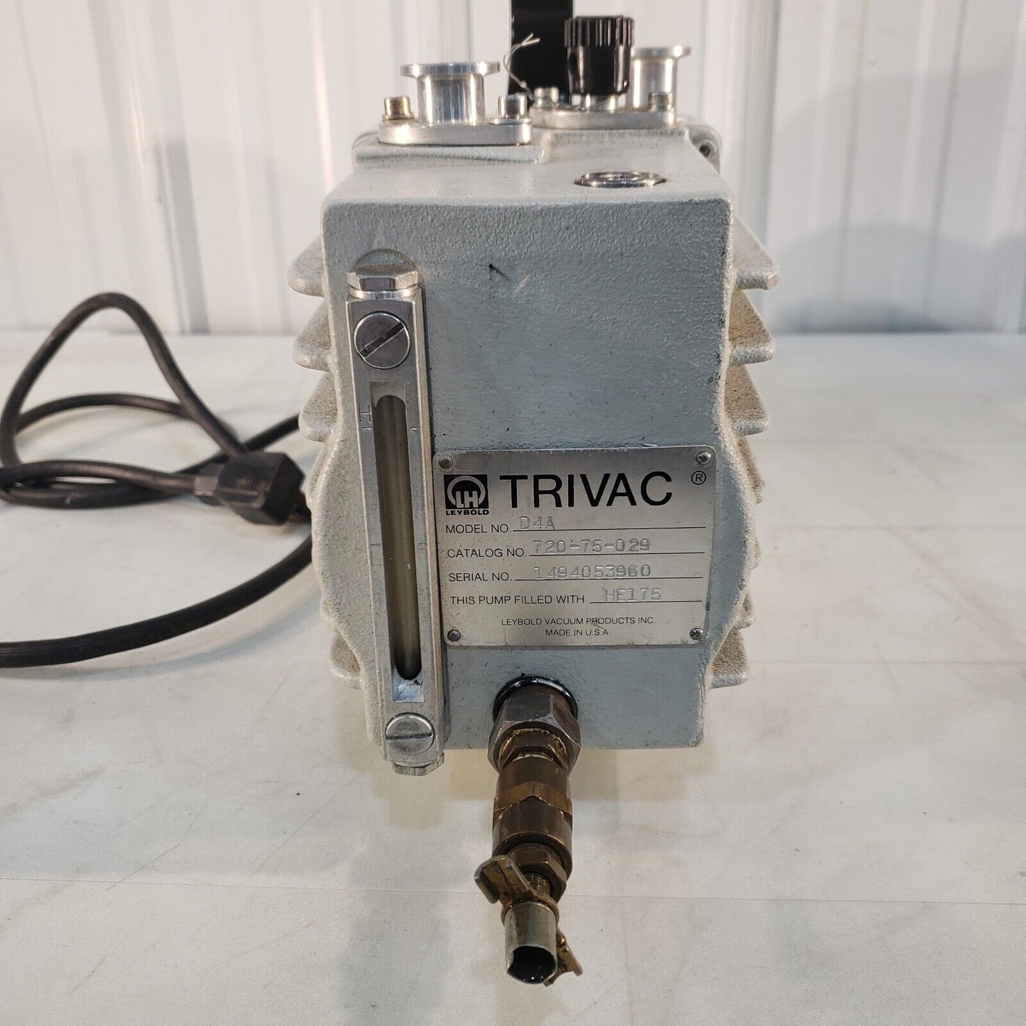 Leybold Heraeus Trivac D4A Vacuum Pump Pulls 15 mTorr, KF16 Inlet/Exhaust 115V