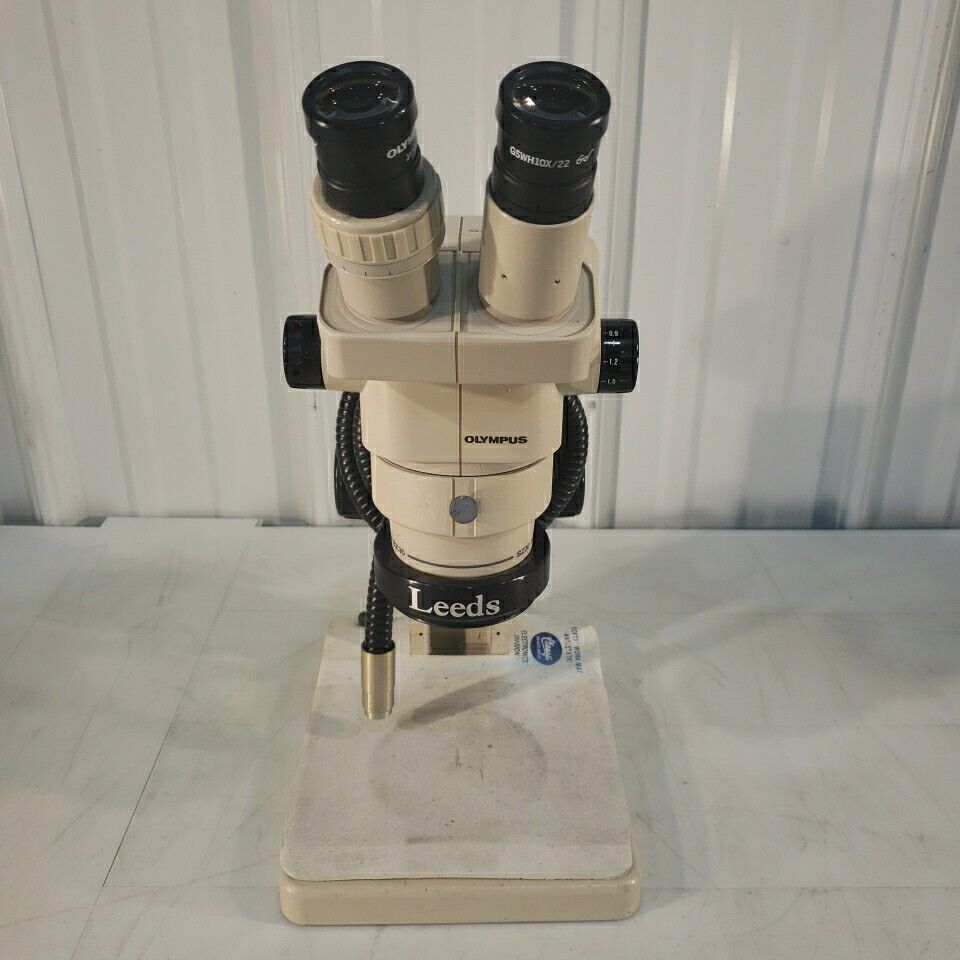 Olympus SZ30 SZ Microscope Range 0.9x-4x w/ Antistatic Work Mat & Two Eyepieces