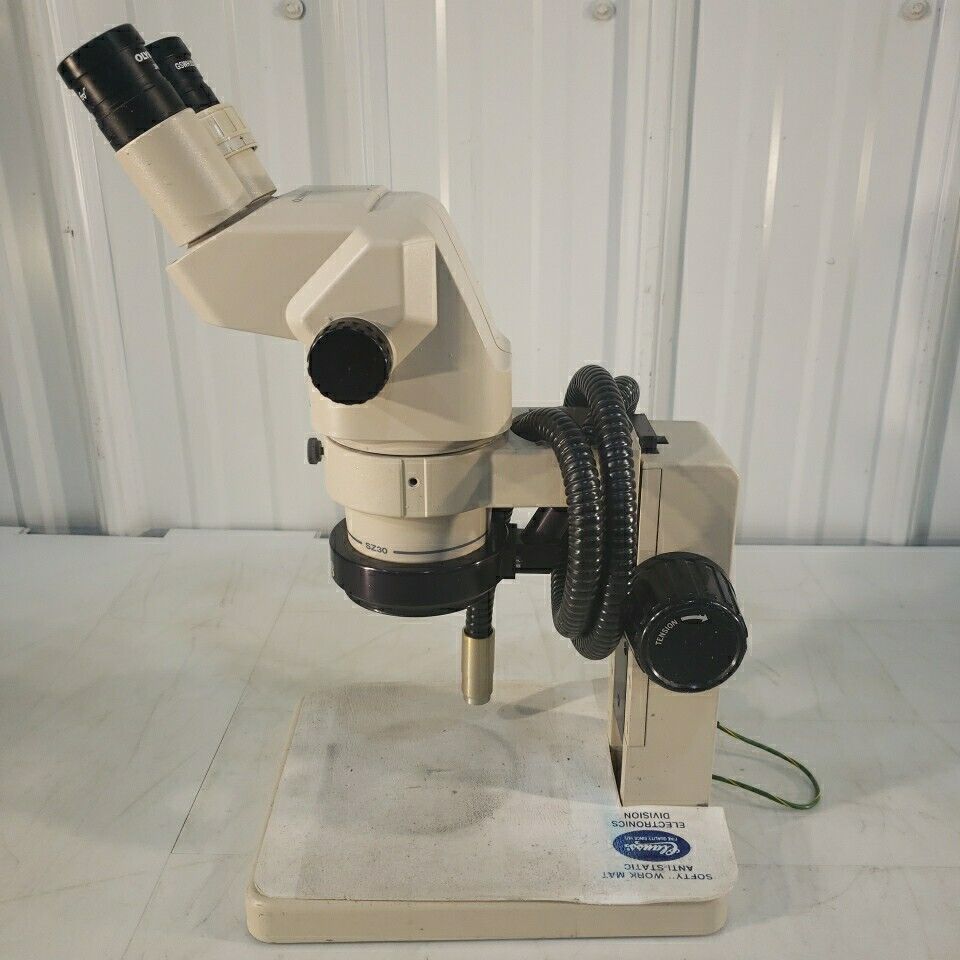 Olympus SZ30 SZ Microscope Range 0.9x-4x w/ Antistatic Work Mat & Two Eyepieces