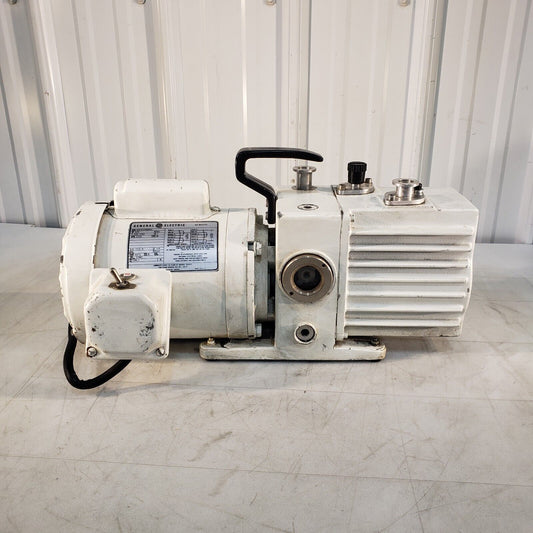 Leybold Heraeus Trivac D4A Vacuum Pump, Pulls 18 mTorr, KF16 Inlet/Exhaust 115V