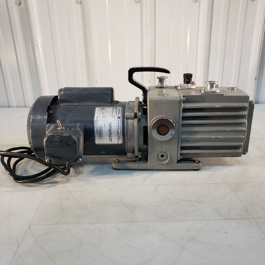 Leybold Heraeus Trivac D4A Vacuum Pump, Pulls 38 mTorr, KF16 Inlet/Exhaust 220V