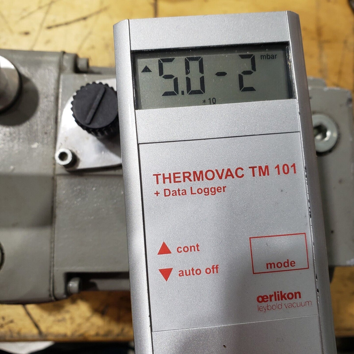 Leybold Heraeus Trivac D4A Vacuum Pump, Pulls 38 mTorr, KF16 Inlet/Exhaust 220V