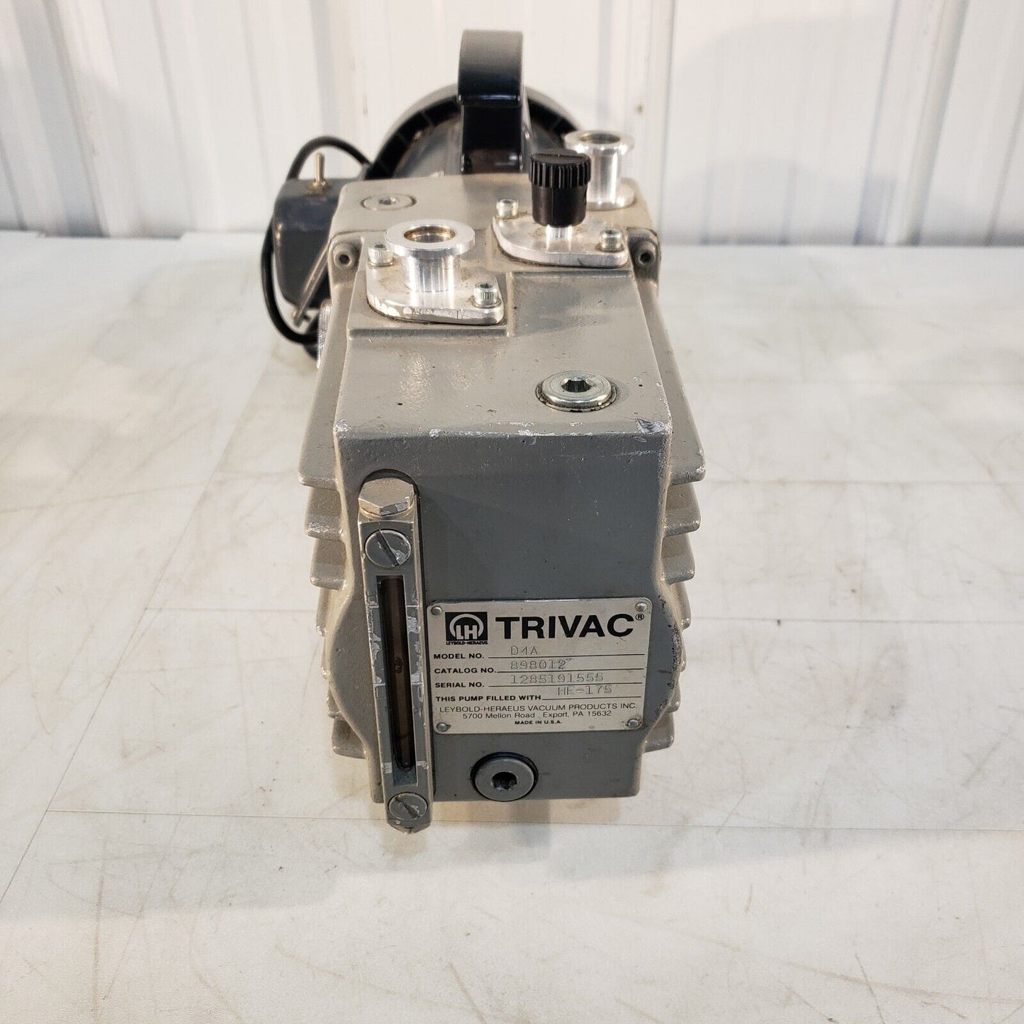 Leybold Heraeus Trivac D4A Vacuum Pump, Pulls 38 mTorr, KF16 Inlet/Exhaust 220V