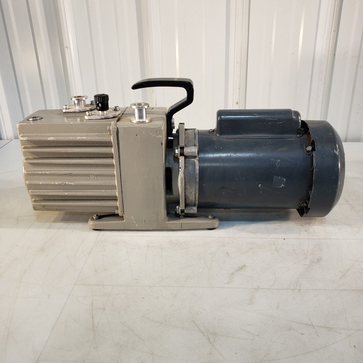 Leybold Heraeus Trivac D4A Vacuum Pump, Pulls 38 mTorr, KF16 Inlet/Exhaust 220V