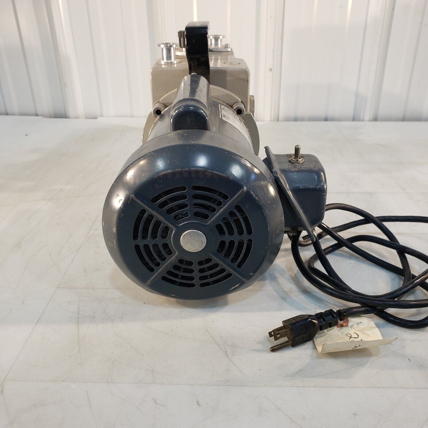Leybold Heraeus Trivac D4A Vacuum Pump, Pulls 38 mTorr, KF16 Inlet/Exhaust 220V