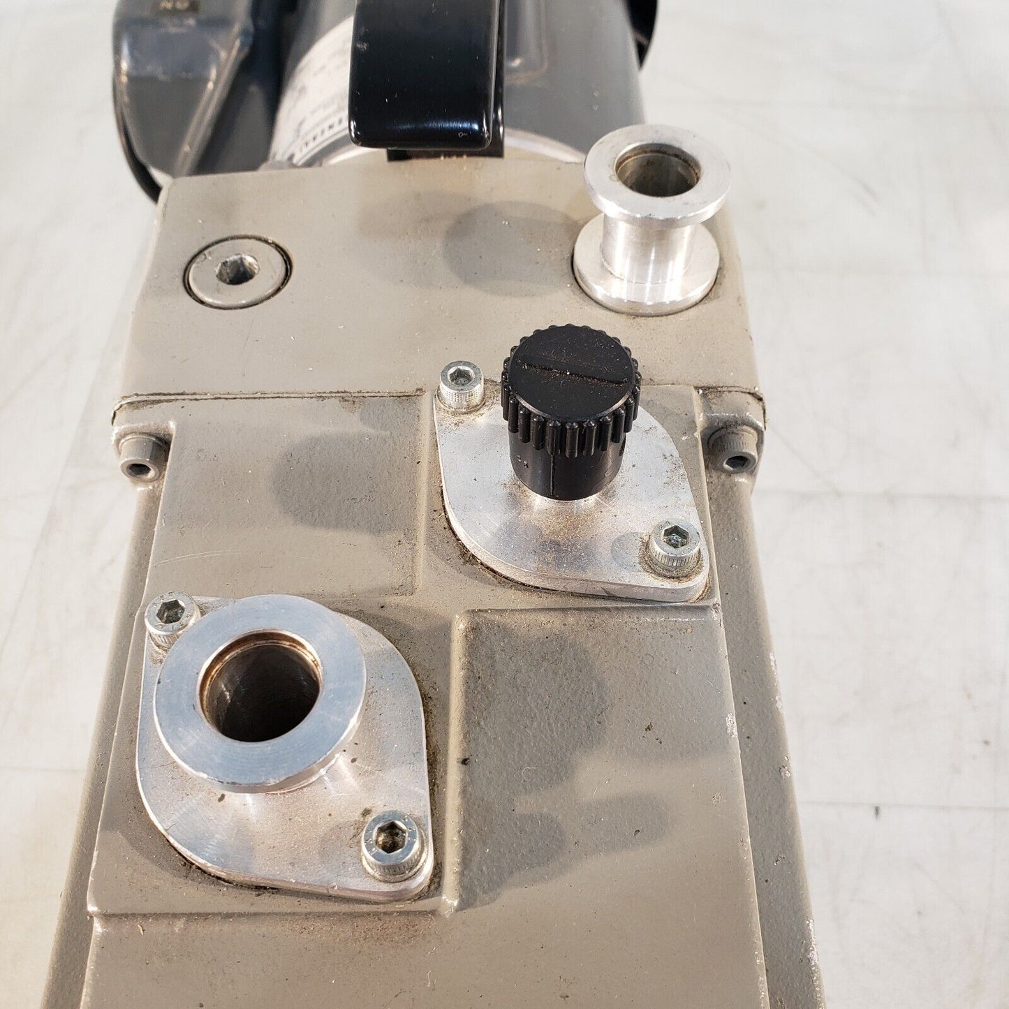 Leybold Heraeus Trivac D4A Vacuum Pump, Pulls 38 mTorr, KF16 Inlet/Exhaust 220V