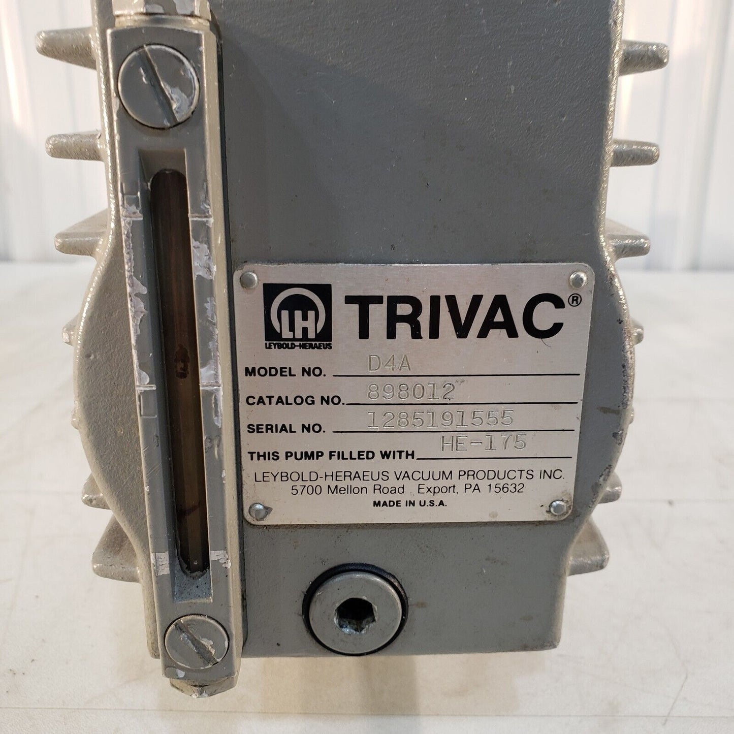 Leybold Heraeus Trivac D4A Vacuum Pump, Pulls 38 mTorr, KF16 Inlet/Exhaust 220V