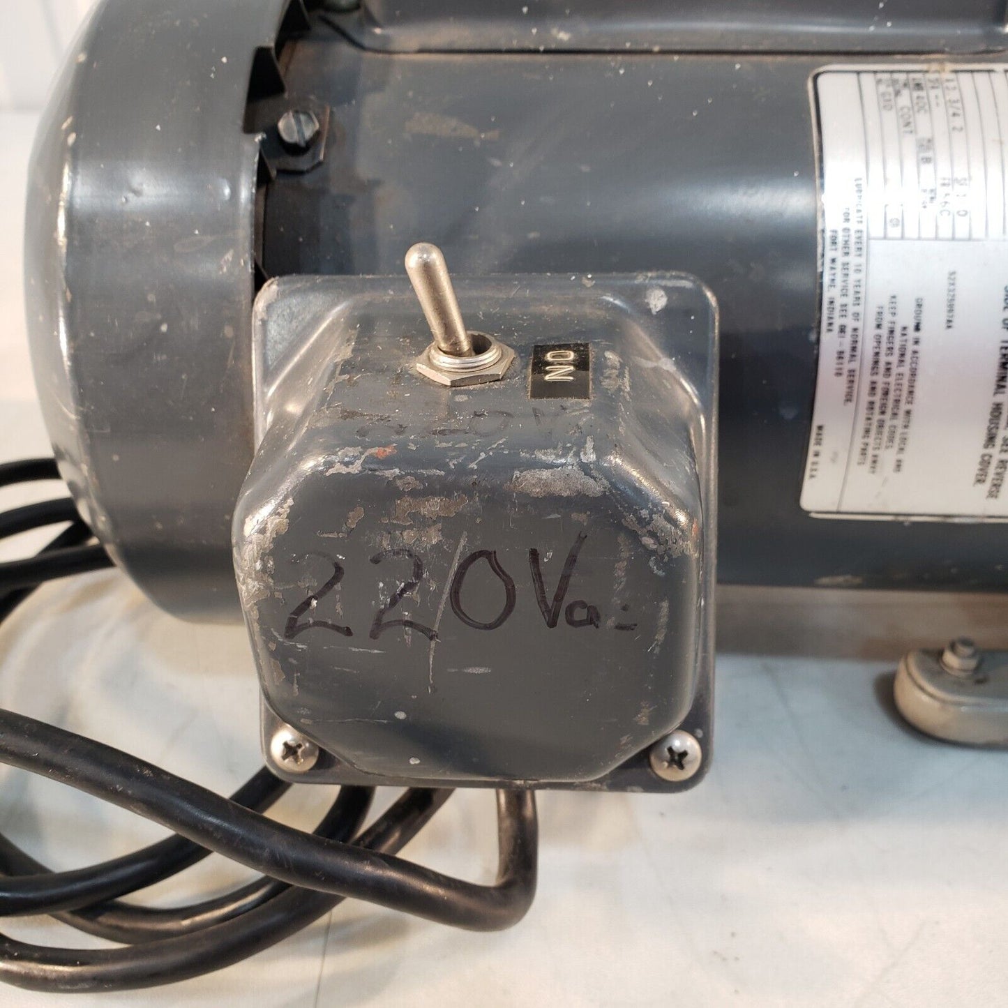 Leybold Heraeus Trivac D4A Vacuum Pump, Pulls 38 mTorr, KF16 Inlet/Exhaust 220V