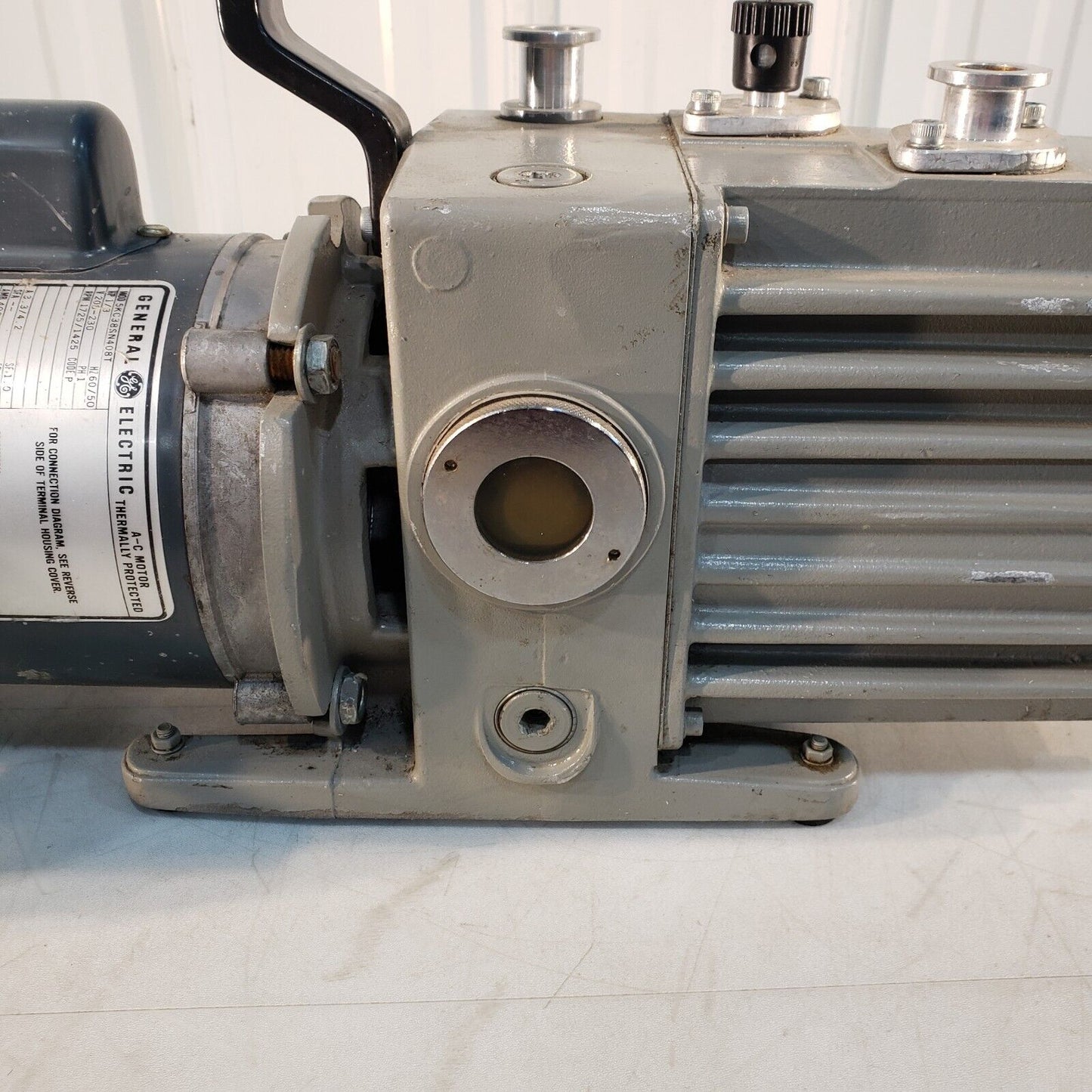 Leybold Heraeus Trivac D4A Vacuum Pump, Pulls 38 mTorr, KF16 Inlet/Exhaust 220V
