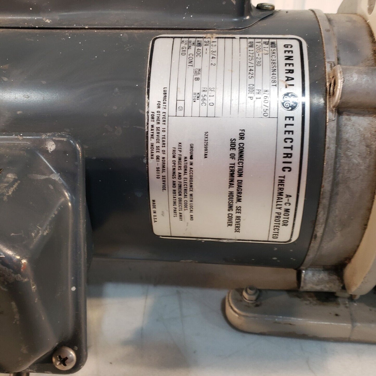 Leybold Heraeus Trivac D4A Vacuum Pump, Pulls 38 mTorr, KF16 Inlet/Exhaust 220V