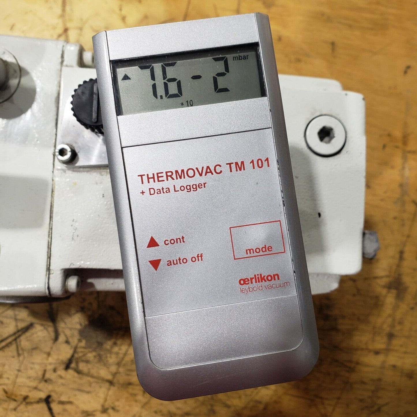 Leybold Heraeus Trivac D4A Vacuum Pump, Pulls 57 mTorr, KF16 Inlet/Exhaust 115V