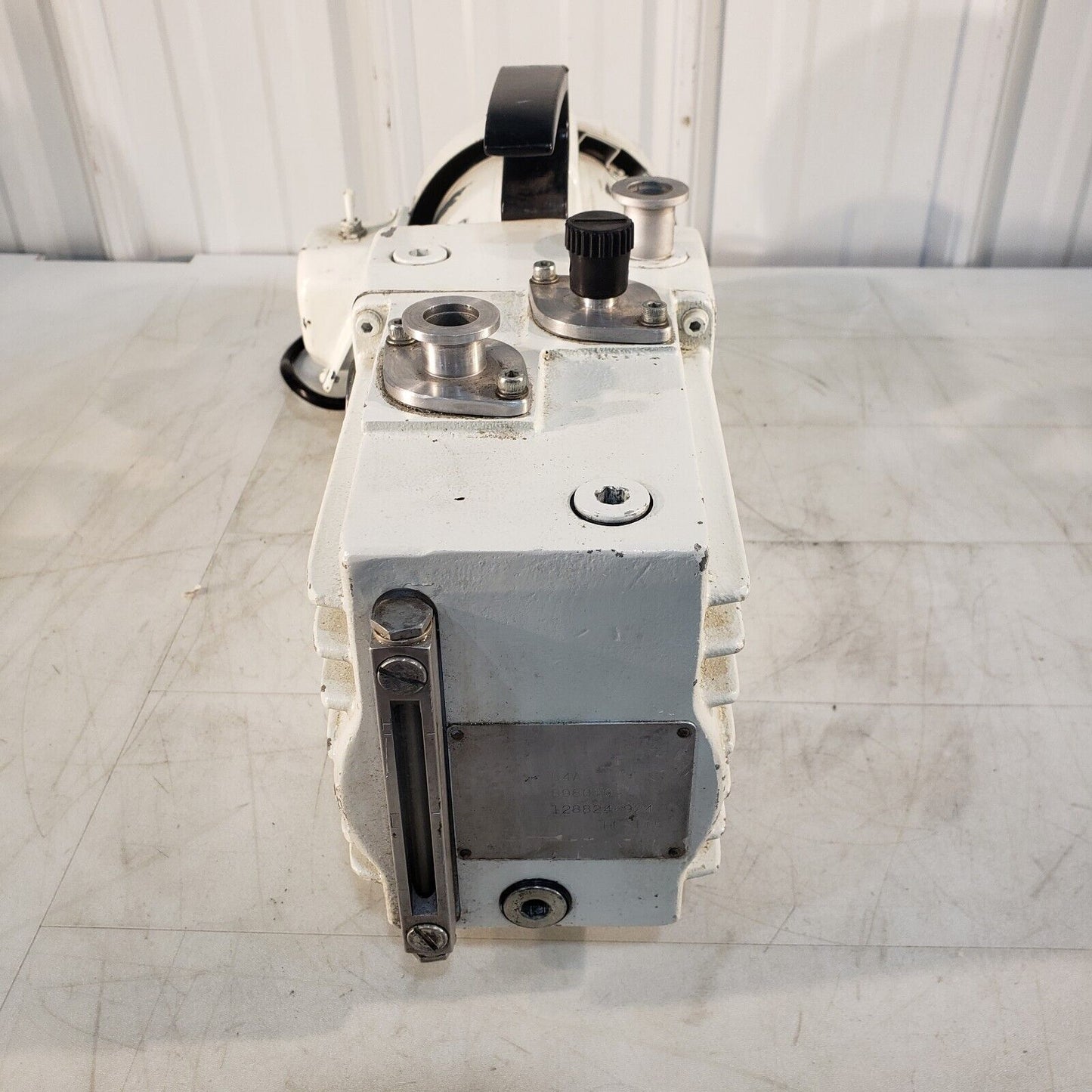 Leybold Heraeus Trivac D4A Vacuum Pump, Pulls 57 mTorr, KF16 Inlet/Exhaust 115V