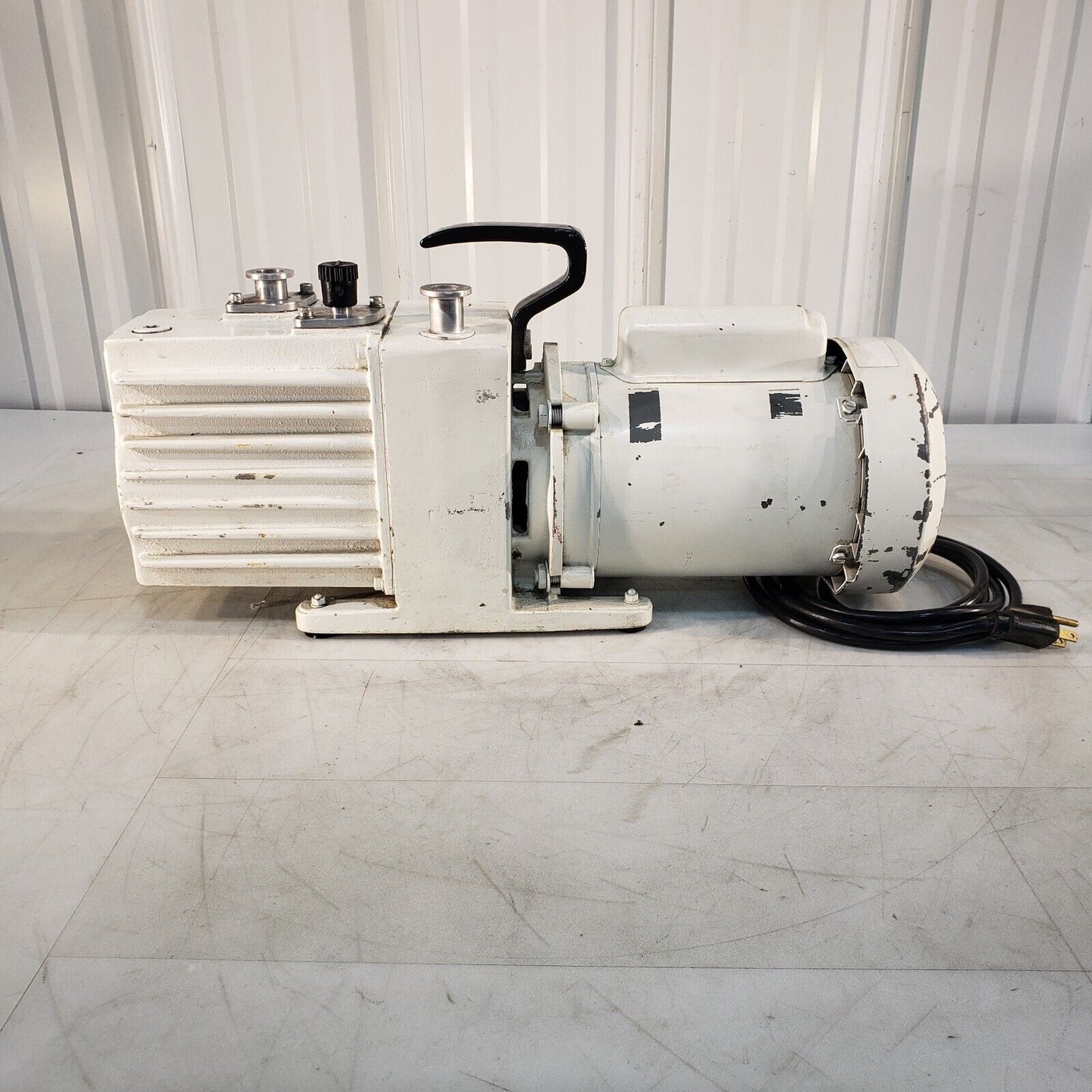 Leybold Heraeus Trivac D4A Vacuum Pump, Pulls 57 mTorr, KF16 Inlet/Exhaust 115V