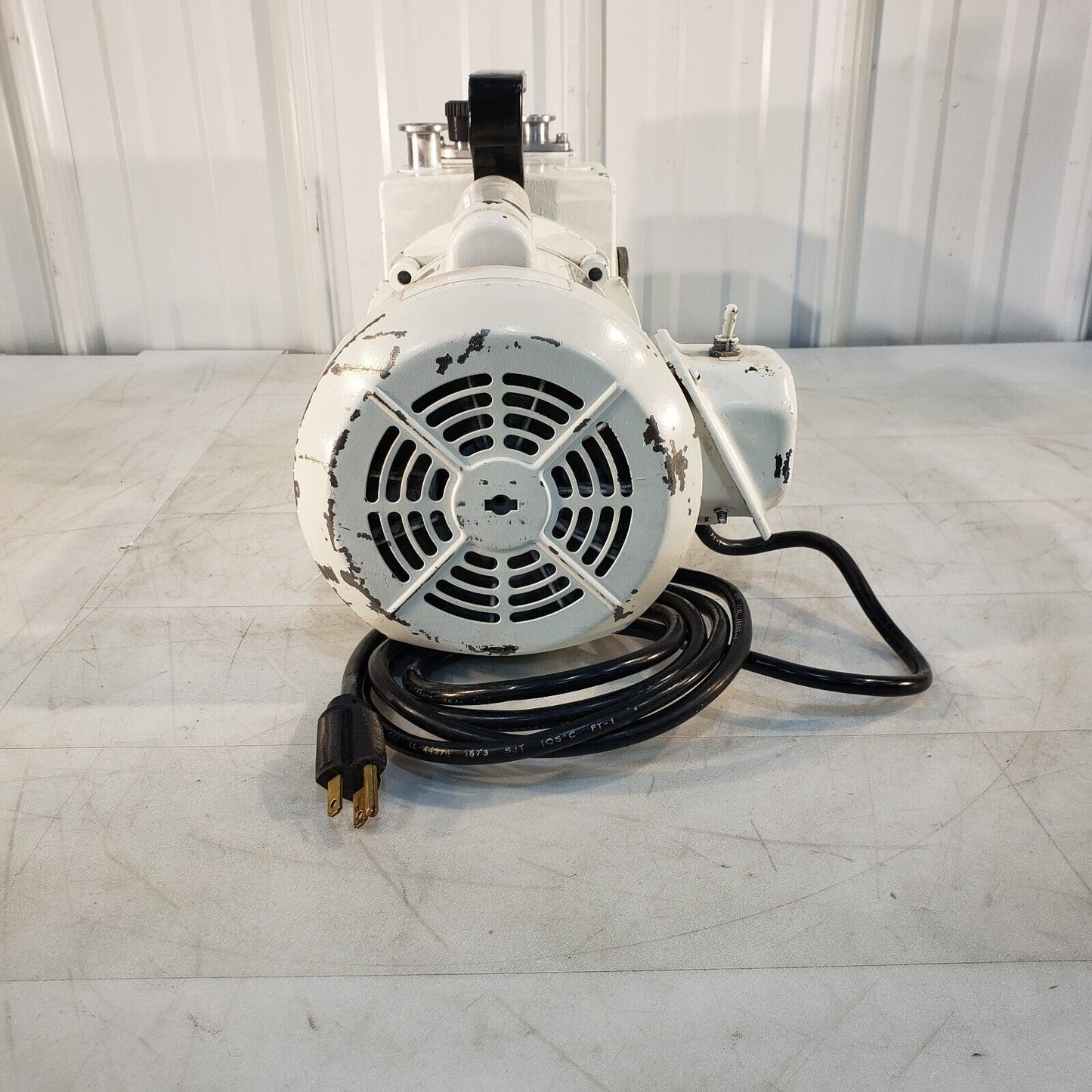 Leybold Heraeus Trivac D4A Vacuum Pump, Pulls 57 mTorr, KF16 Inlet/Exhaust 115V