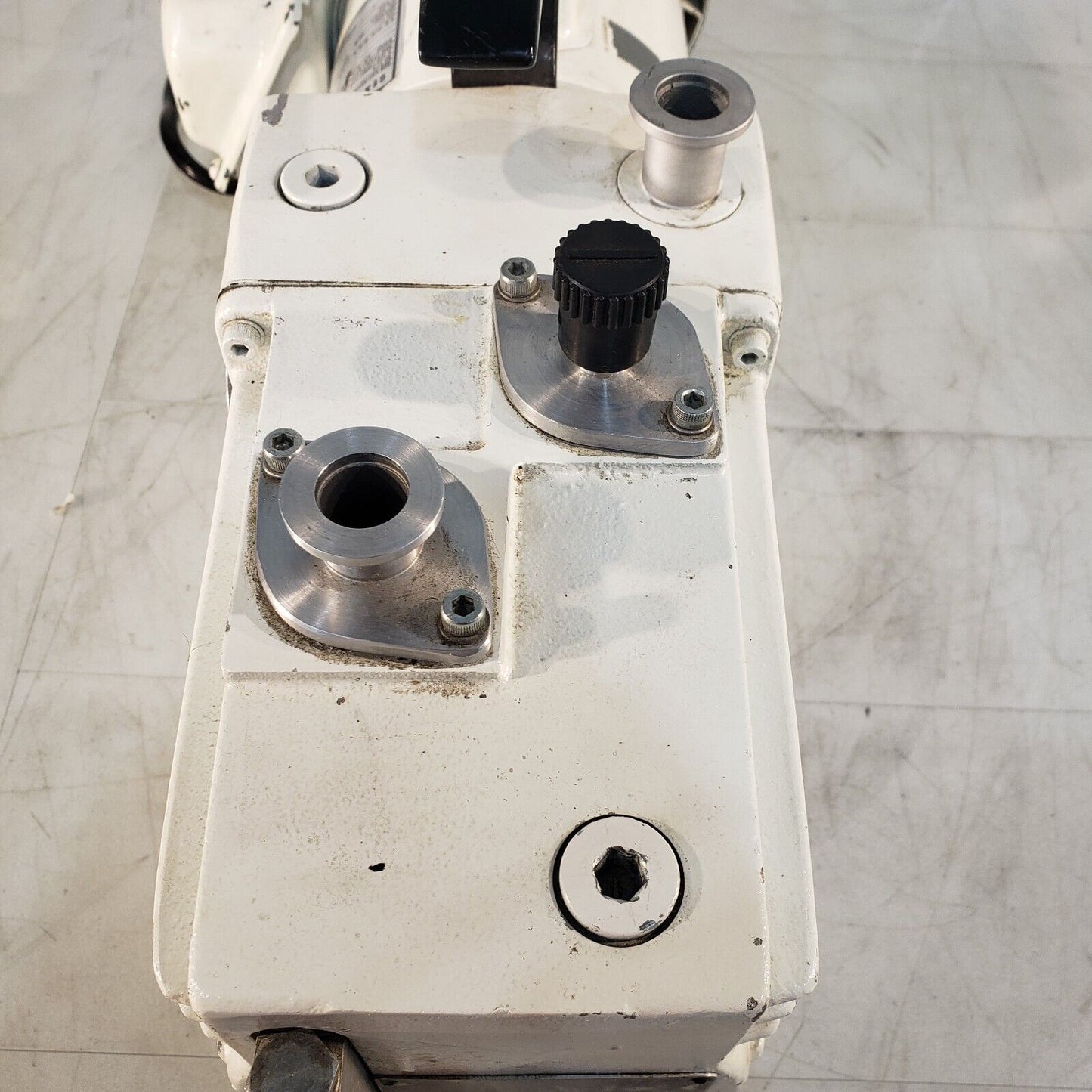 Leybold Heraeus Trivac D4A Vacuum Pump, Pulls 57 mTorr, KF16 Inlet/Exhaust 115V