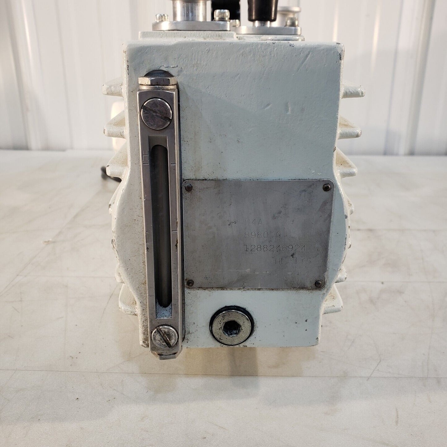 Leybold Heraeus Trivac D4A Vacuum Pump, Pulls 57 mTorr, KF16 Inlet/Exhaust 115V