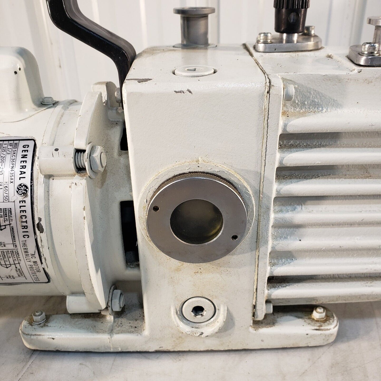 Leybold Heraeus Trivac D4A Vacuum Pump, Pulls 57 mTorr, KF16 Inlet/Exhaust 115V