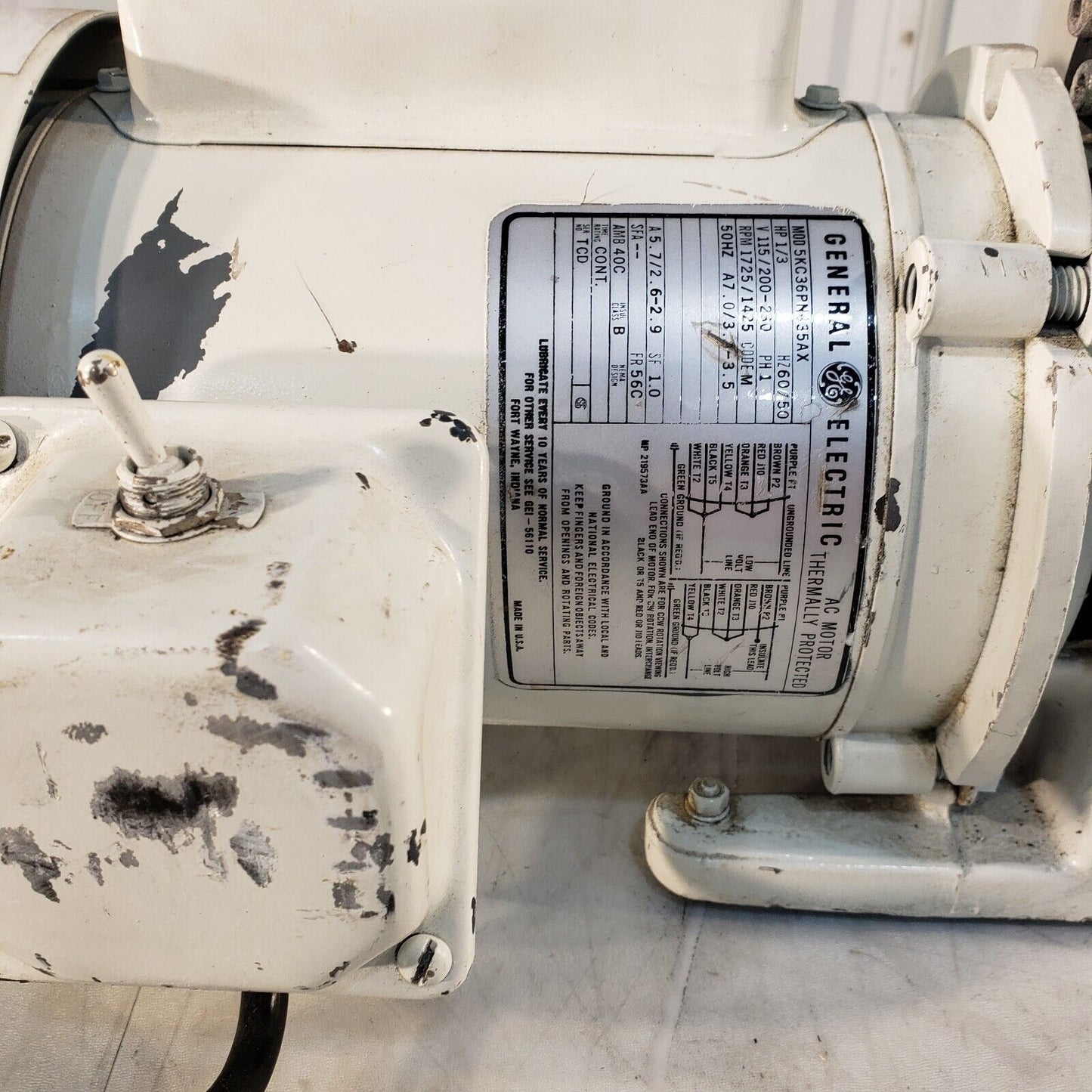 Leybold Heraeus Trivac D4A Vacuum Pump, Pulls 57 mTorr, KF16 Inlet/Exhaust 115V