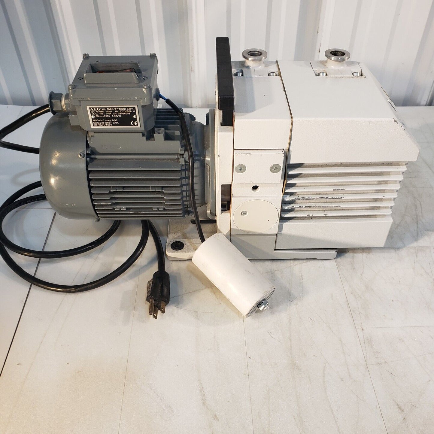 Leybold Trivac D4B Vacuum Pump Pulls 20 mTorr, KF16 Inlet/Exhaust, 240 V
