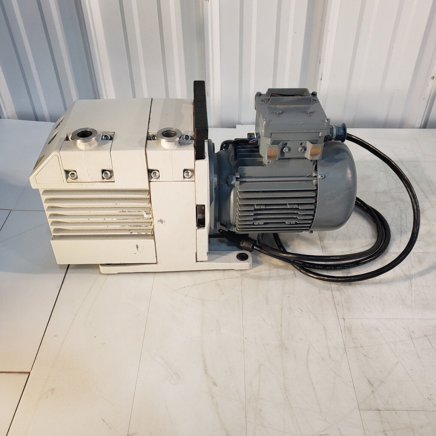 Leybold Trivac D4B Vacuum Pump Pulls 20 mTorr, KF16 Inlet/Exhaust, 240 V