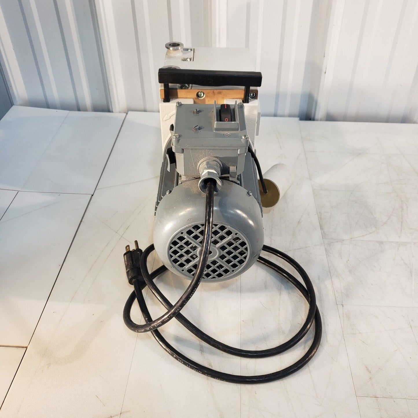 Leybold Trivac D4B Vacuum Pump Pulls 20 mTorr, KF16 Inlet/Exhaust, 240 V