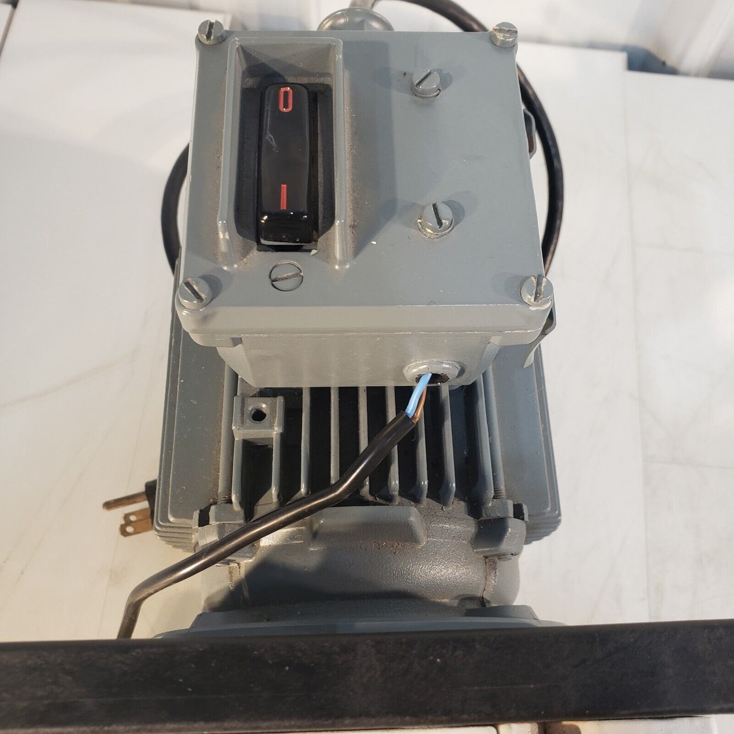 Leybold Trivac D4B Vacuum Pump Pulls 20 mTorr, KF16 Inlet/Exhaust, 240 V