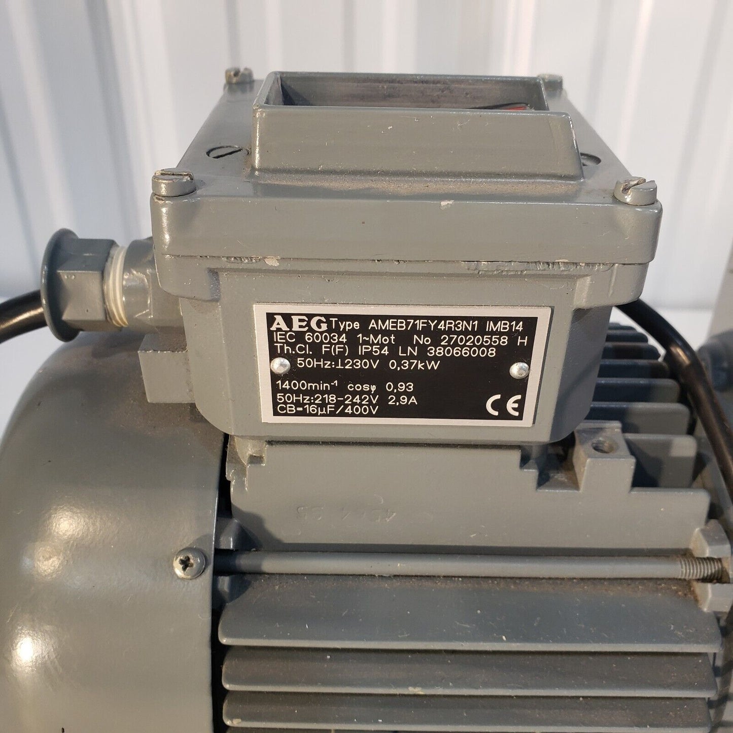 Leybold Trivac D4B Vacuum Pump Pulls 20 mTorr, KF16 Inlet/Exhaust, 240 V