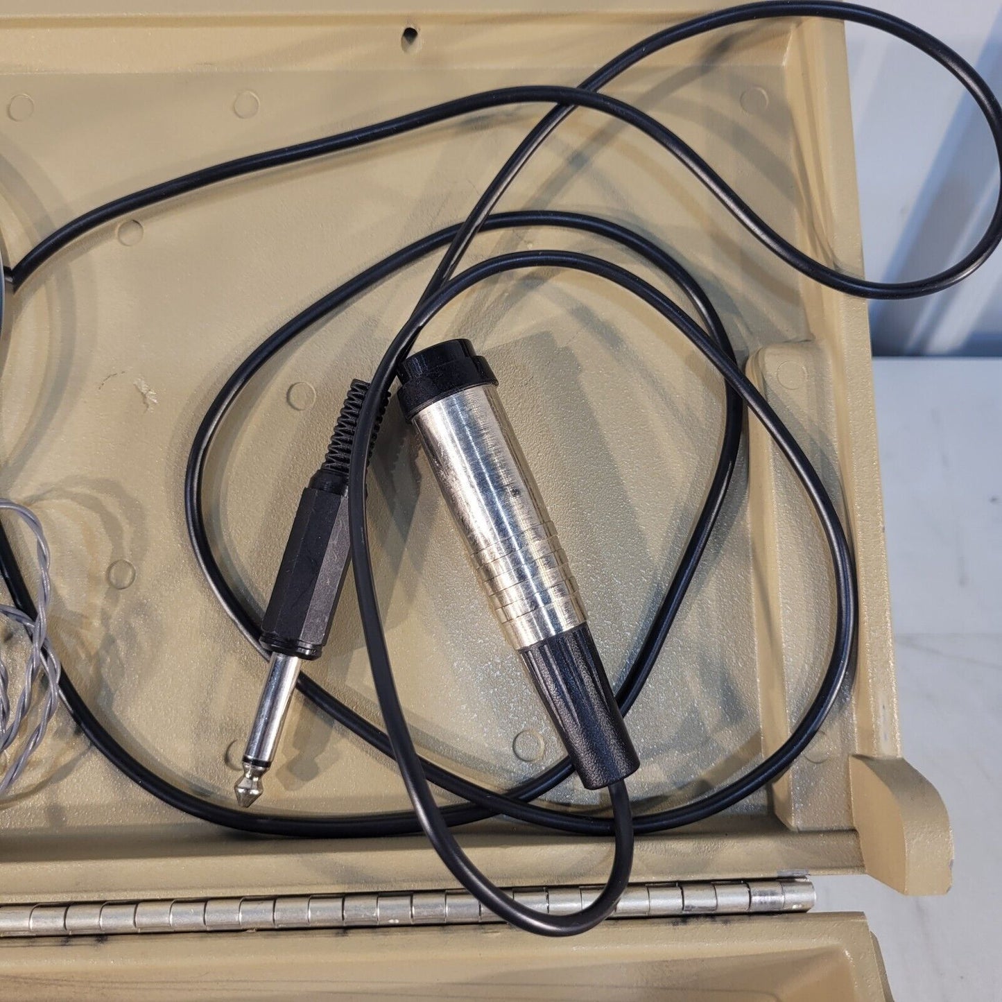 Maico MA 40 Portable Audiometer With Headphones And Cables Included