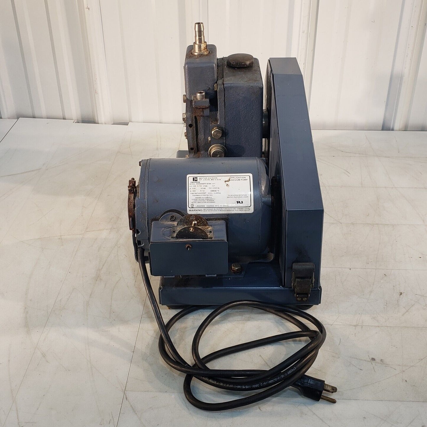 *FOR PARTS* Welch DuoSeal 1400 Vacuum Pump, Pulls to 20 Torr Of Vacuum, 115V