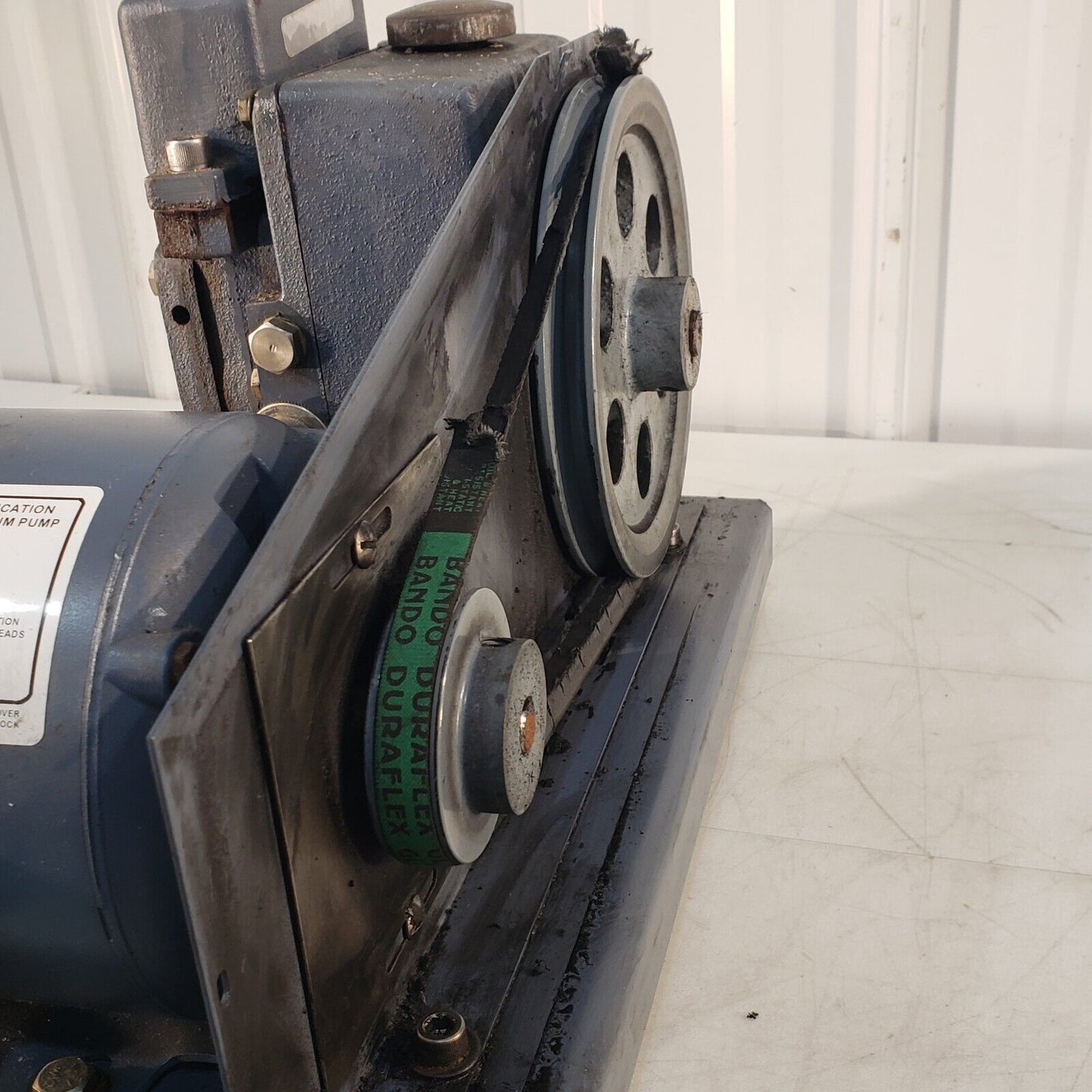 *FOR PARTS* Welch DuoSeal 1400 Vacuum Pump, Pulls to 20 Torr Of Vacuum, 115V