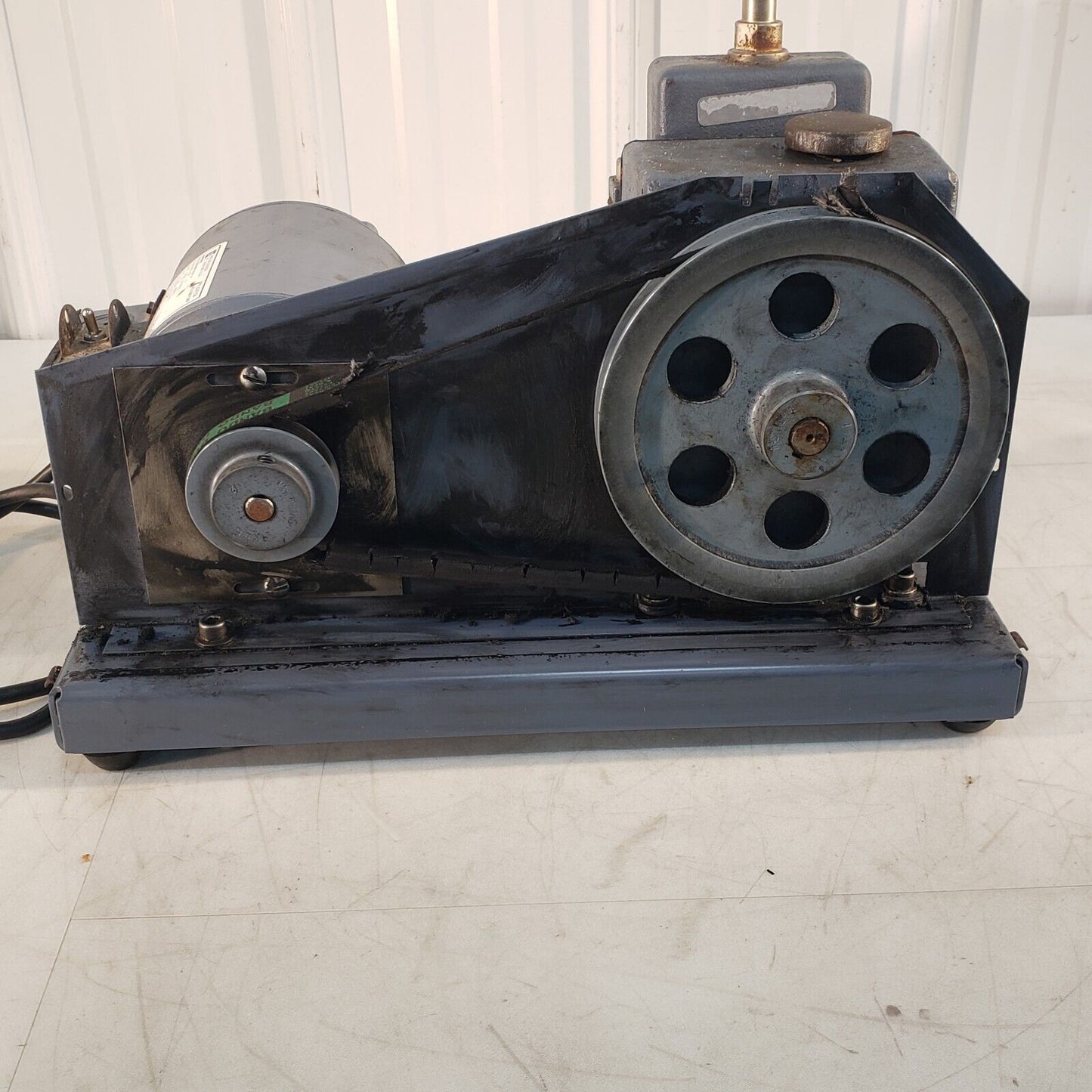 *FOR PARTS* Welch DuoSeal 1400 Vacuum Pump, Pulls to 20 Torr Of Vacuum, 115V