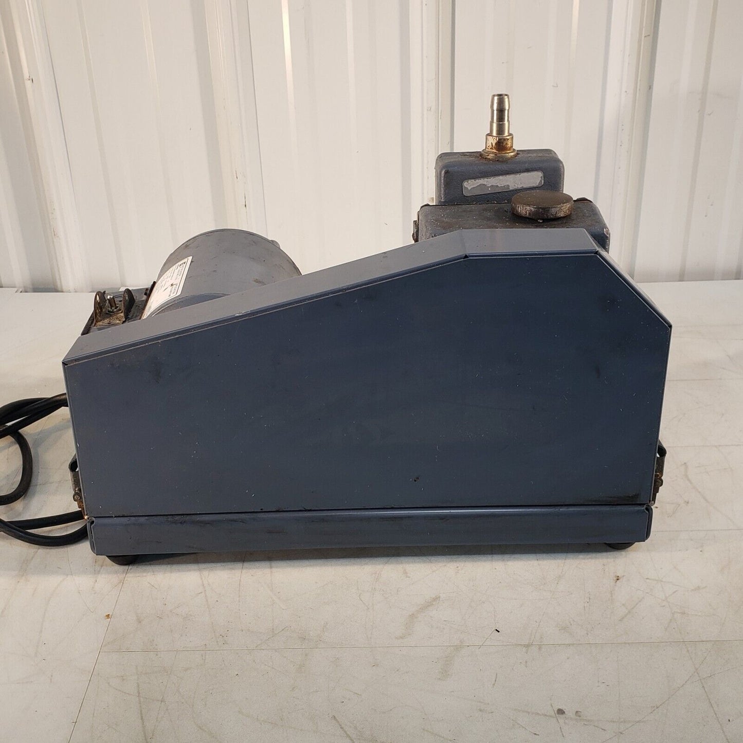 *FOR PARTS* Welch DuoSeal 1400 Vacuum Pump, Pulls to 20 Torr Of Vacuum, 115V