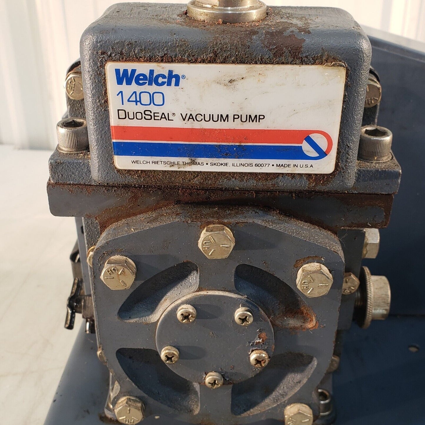 *FOR PARTS* Welch DuoSeal 1400 Vacuum Pump, Pulls to 20 Torr Of Vacuum, 115V